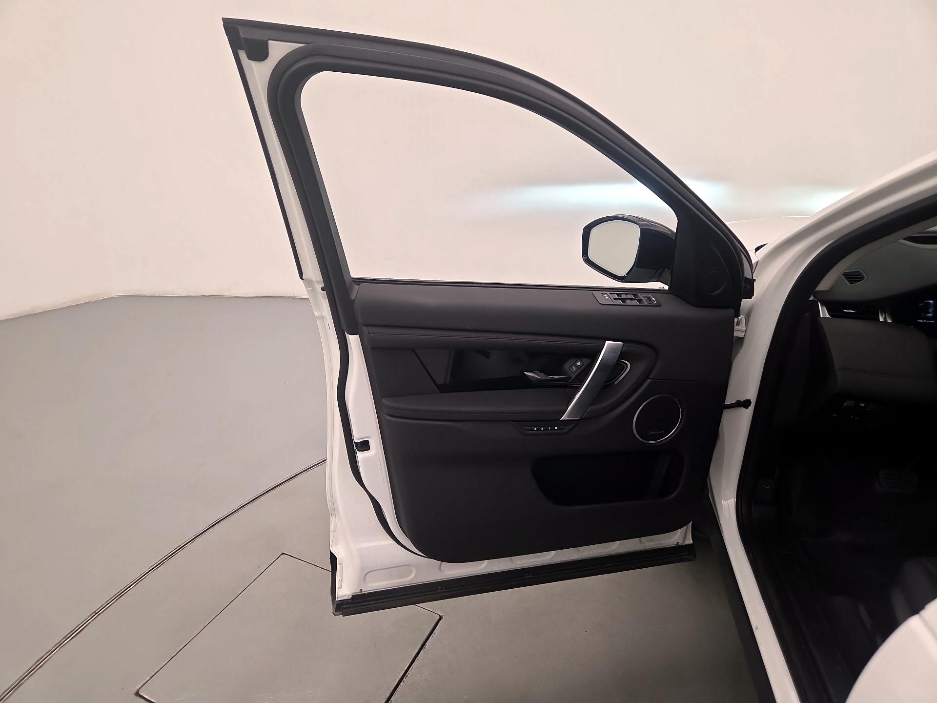 Thumbnail: 2021 Land Rover Discovery Sport - 12