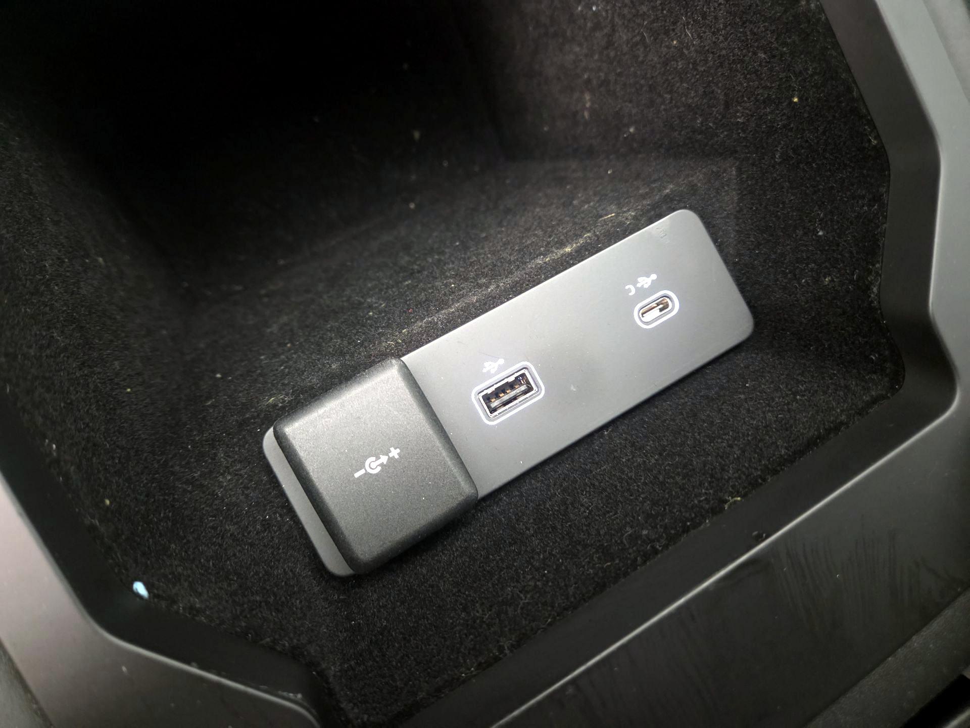 Thumbnail: 2021 Land Rover Discovery Sport - 19