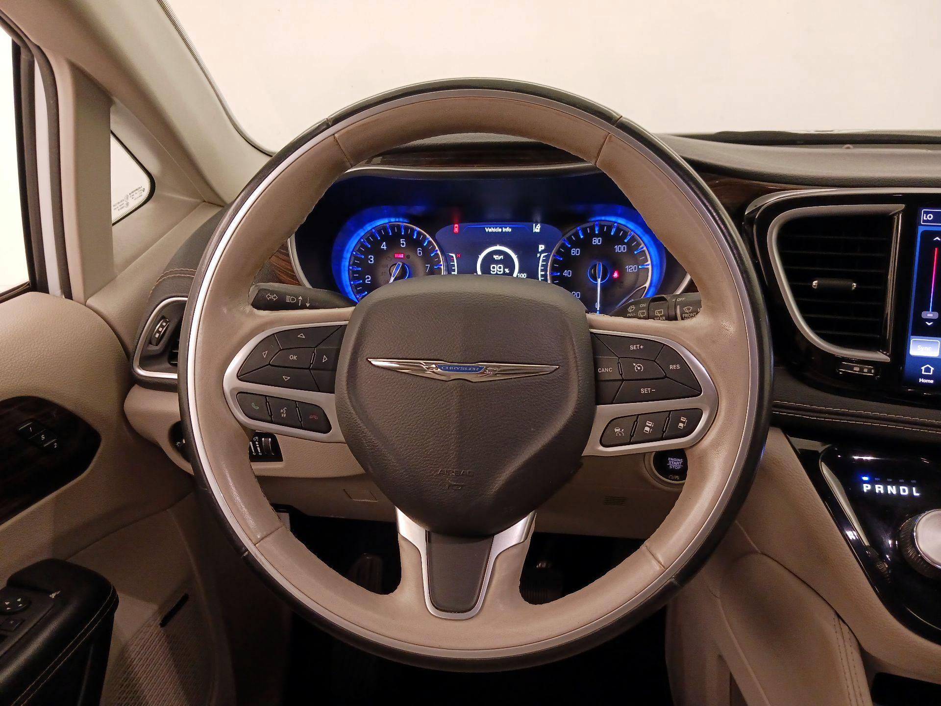 Thumbnail: 2021 Chrysler Pacifica - 10