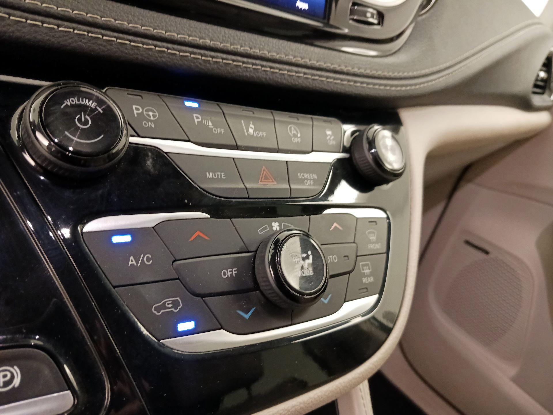 Thumbnail: 2021 Chrysler Pacifica - 17