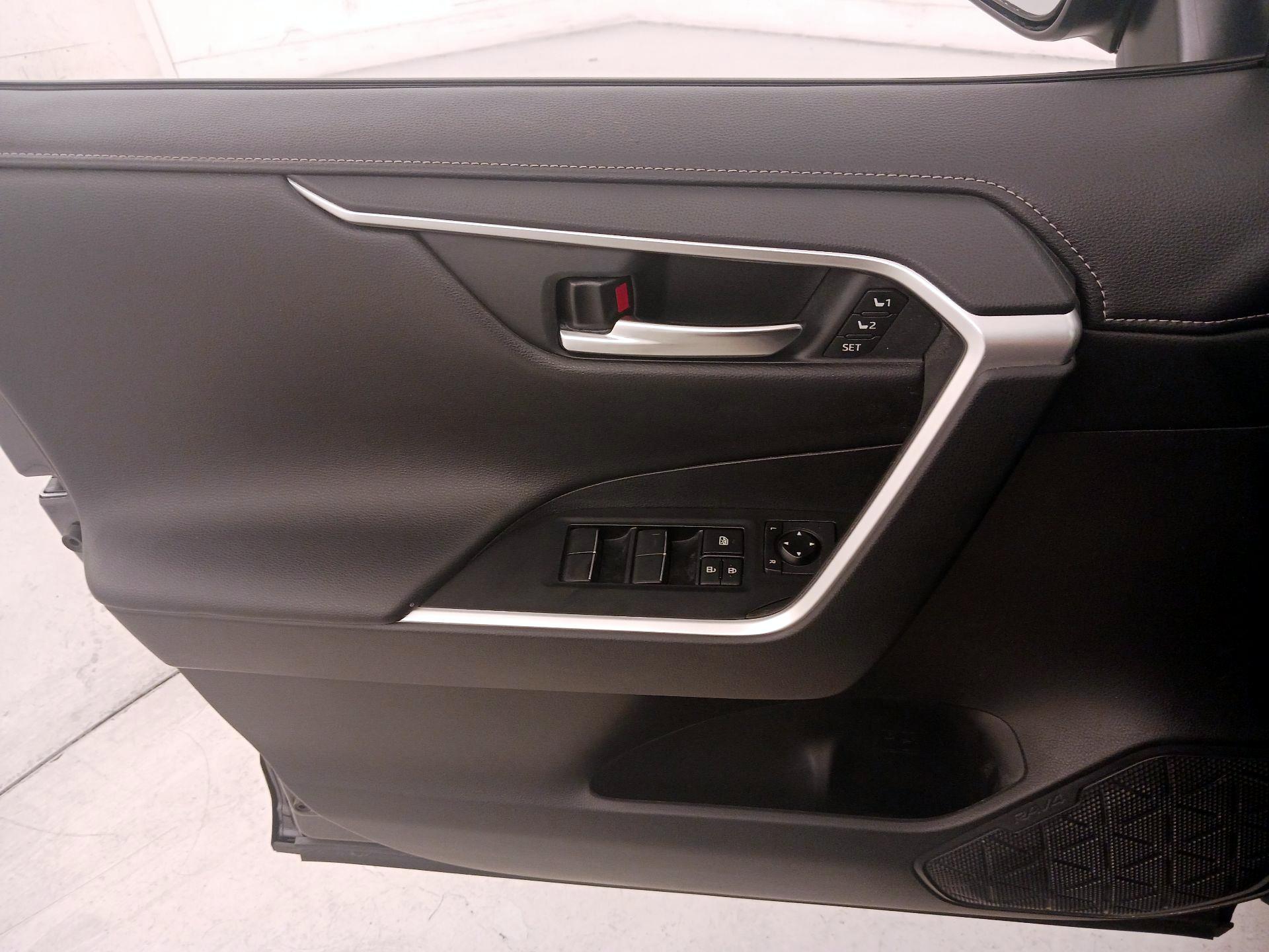 Thumbnail: 2020 Toyota RAV4 - 12