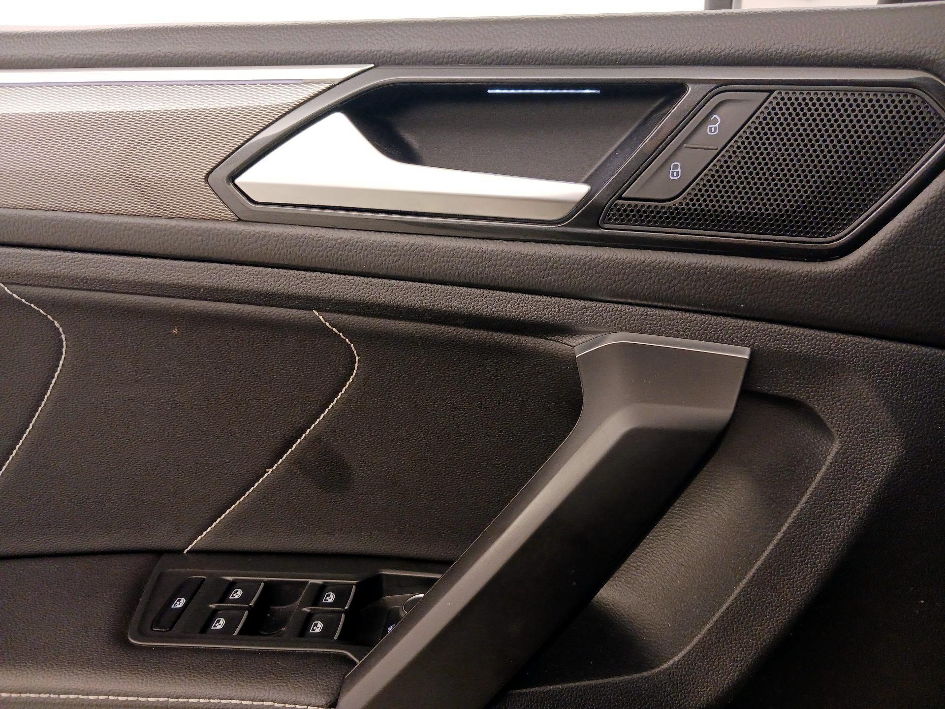 Thumbnail: 2023 Volkswagen Tiguan - 12