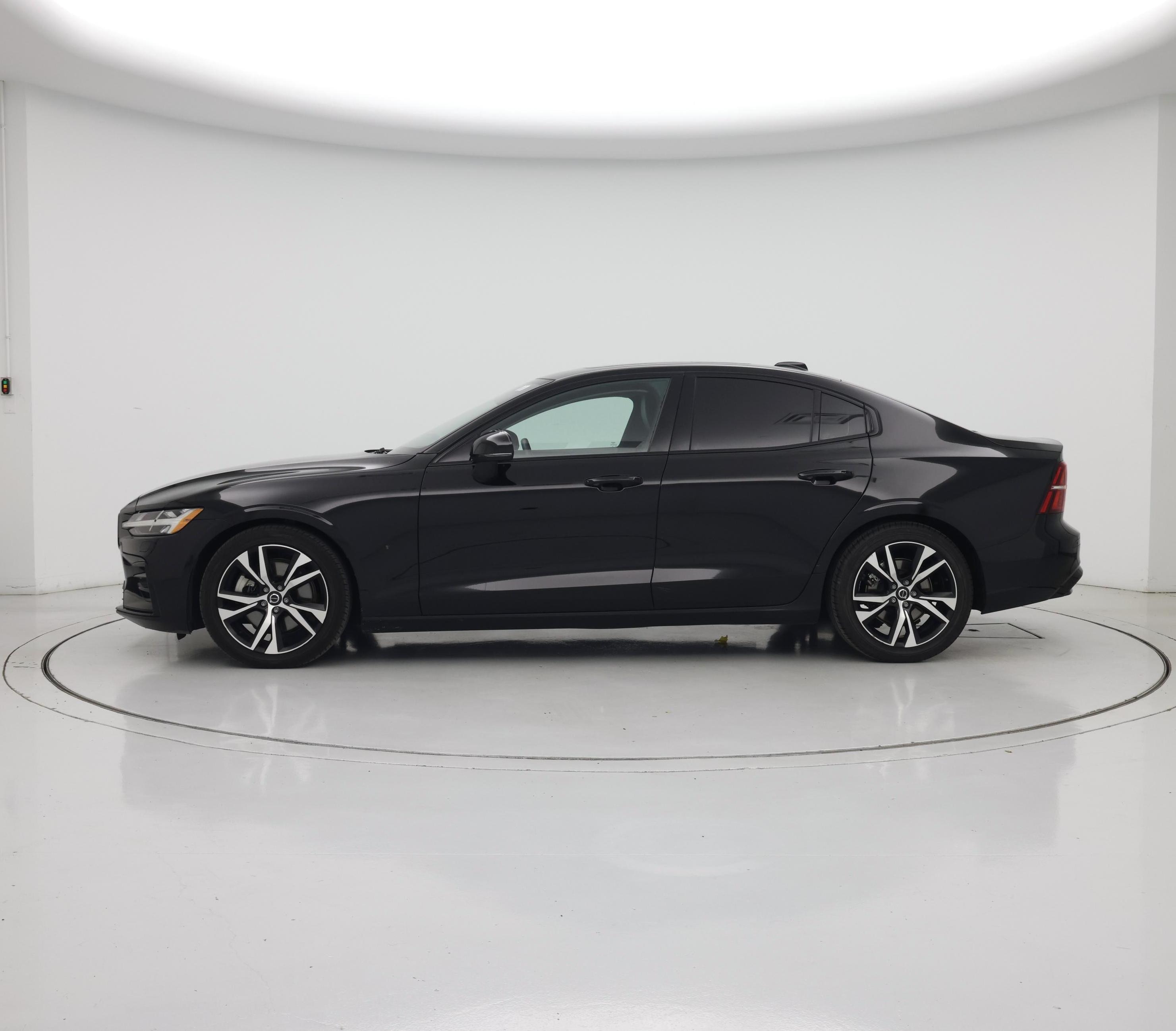 Thumbnail: 2023 Volvo S60 - 3