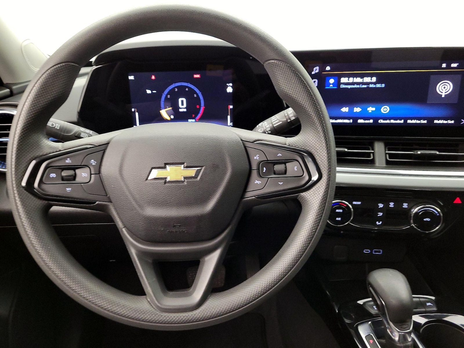 2025 Chevrolet Trax LT - Photo 11