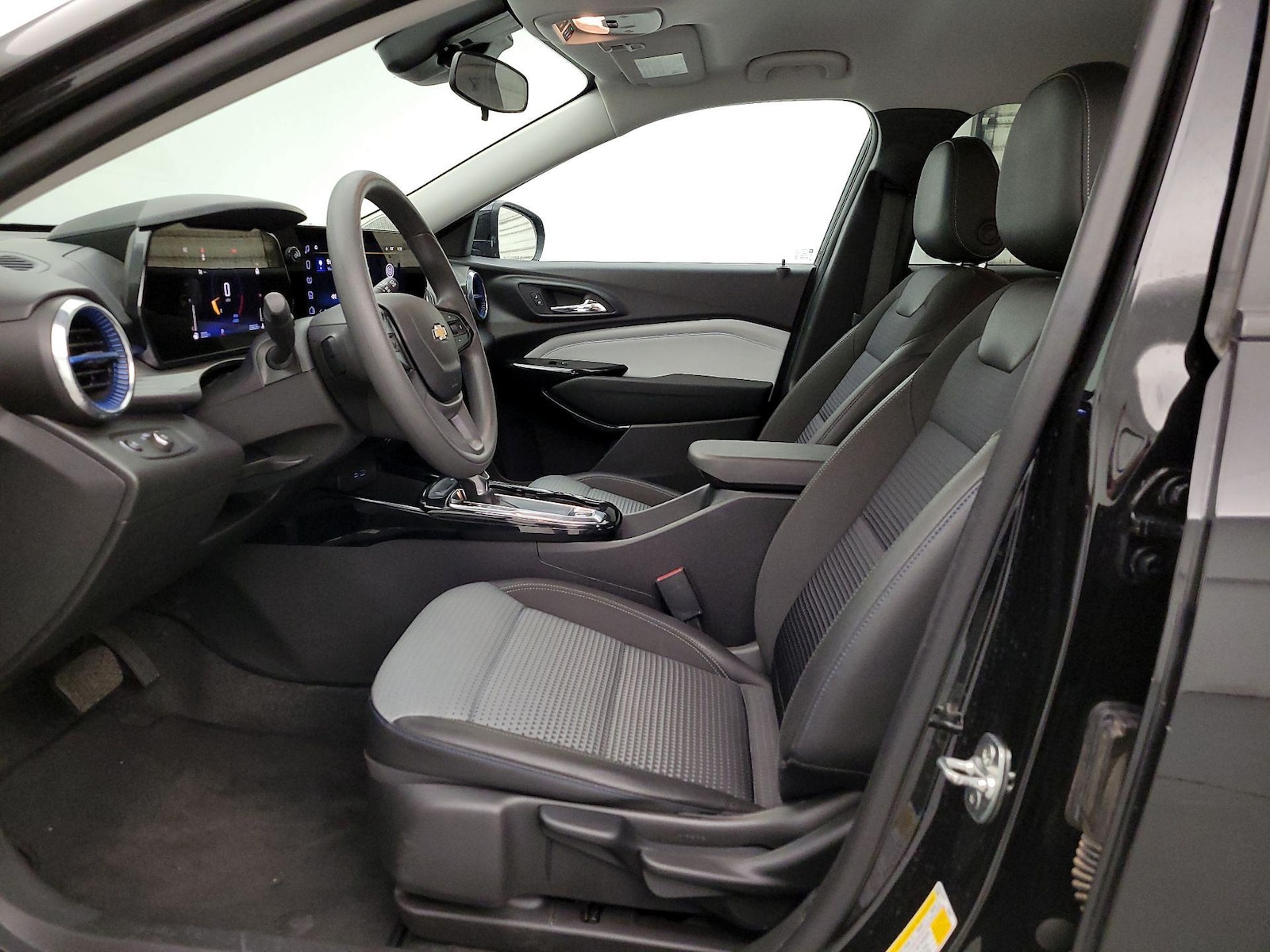 2025 Chevrolet Trax LT - Photo 12