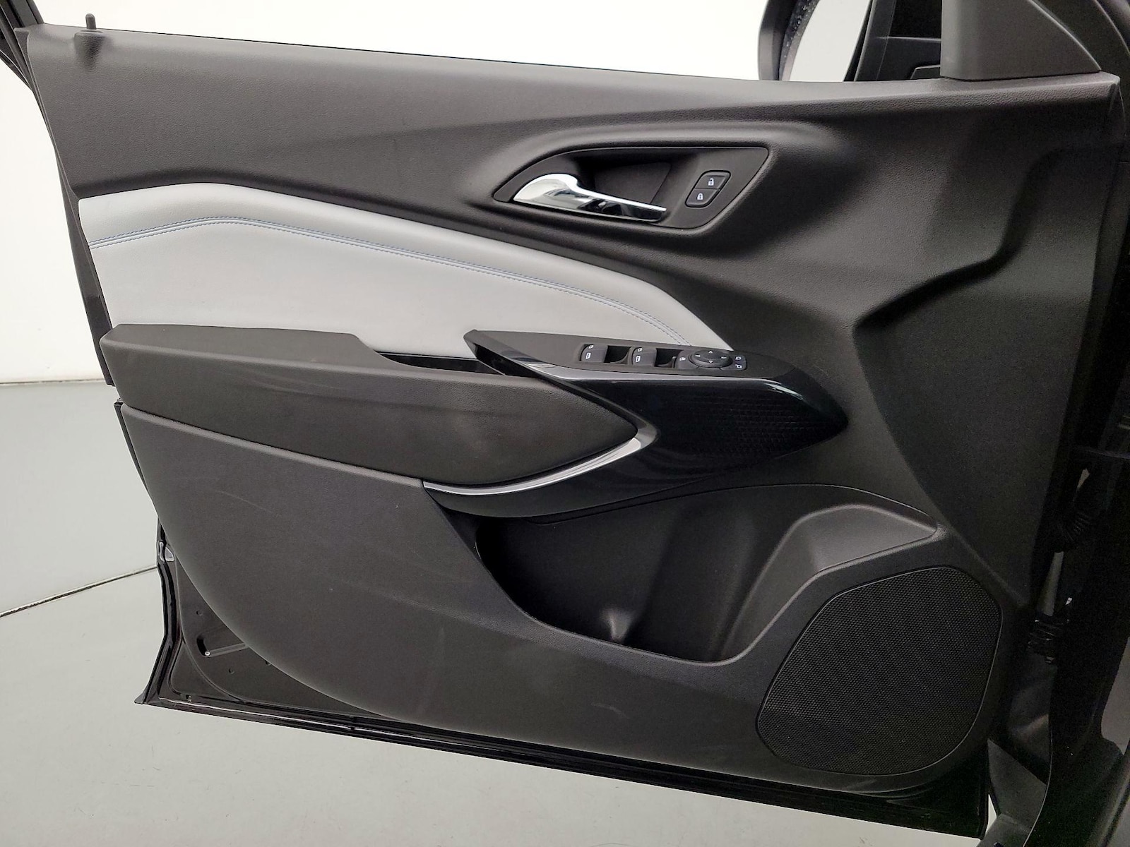 2025 Chevrolet Trax LT - Photo 13