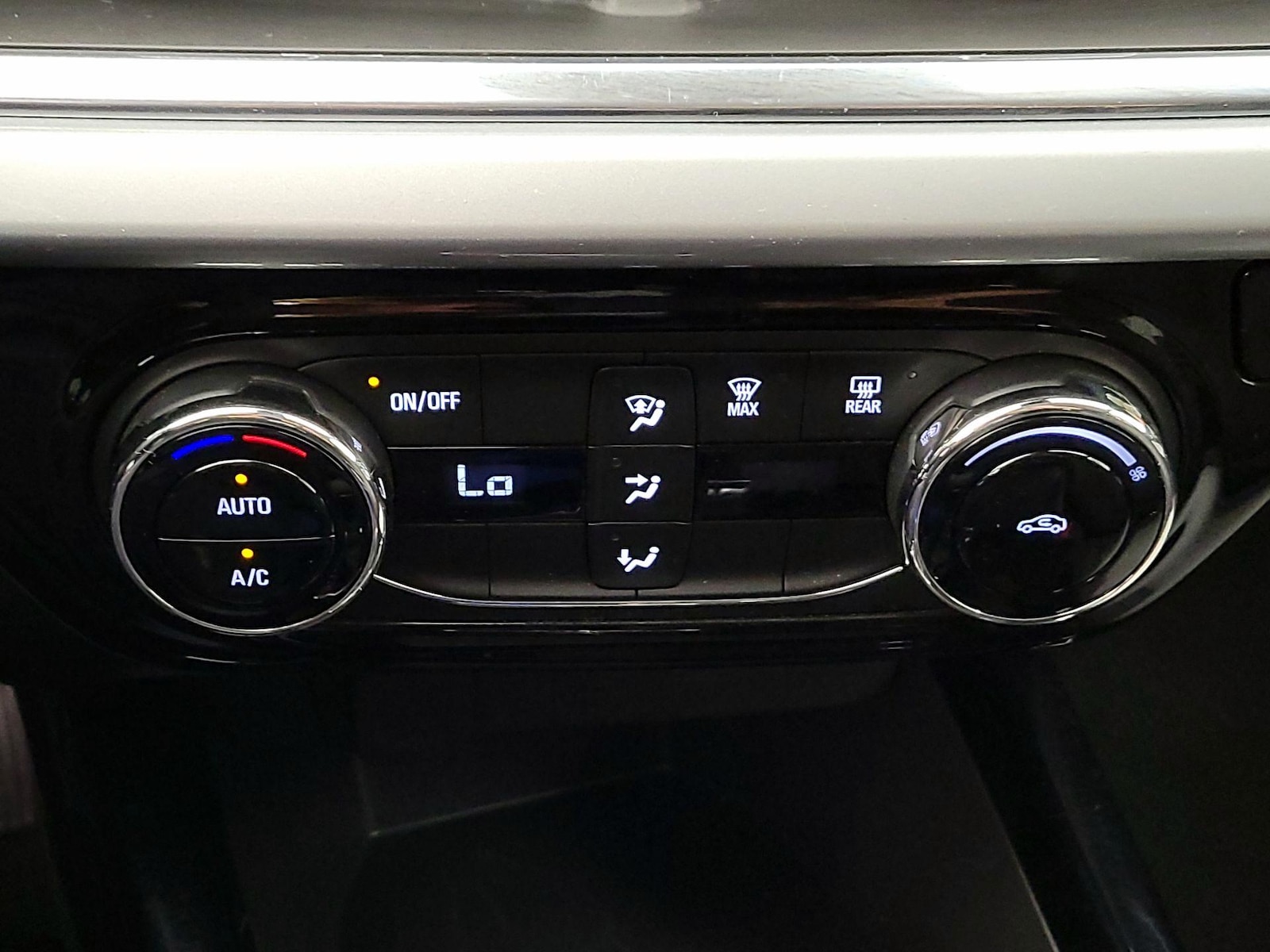 2025 Chevrolet Trax LT - Photo 17