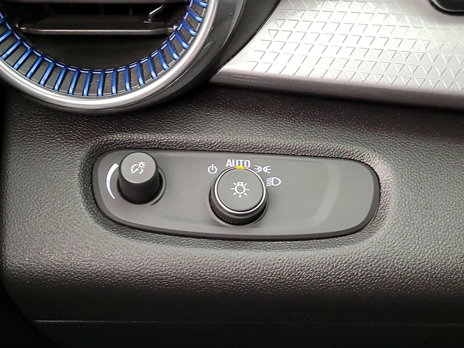 2025 Chevrolet Trax LT - Photo 14