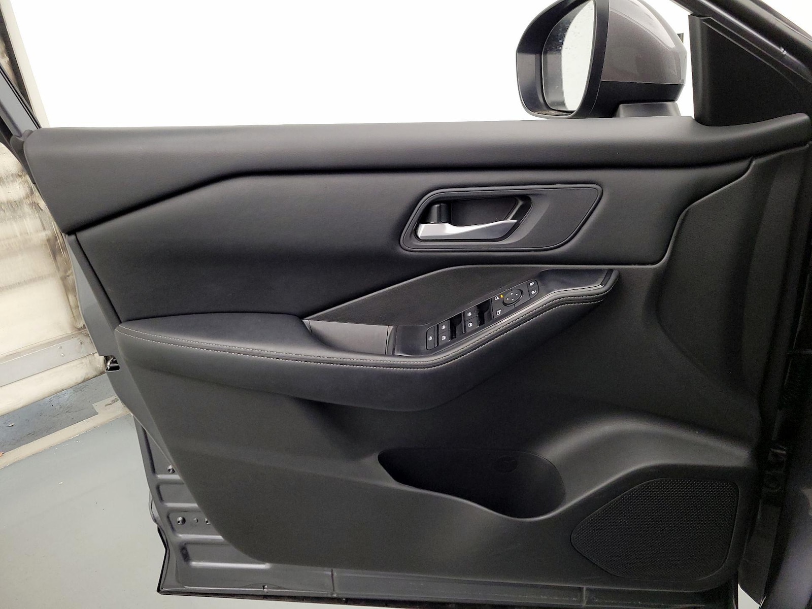 2025 Nissan Rogue SV - Photo 11