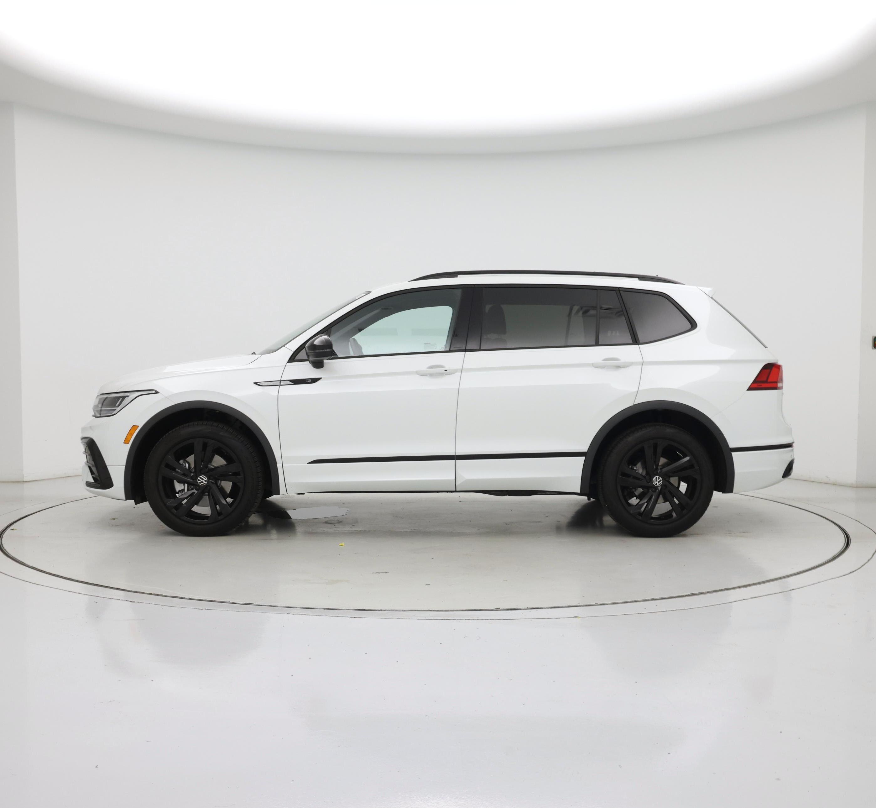 Thumbnail: 2023 Volkswagen Tiguan - 3