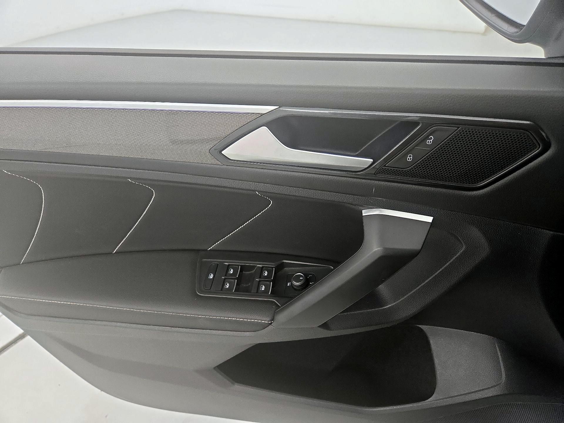Thumbnail: 2023 Volkswagen Tiguan - 12