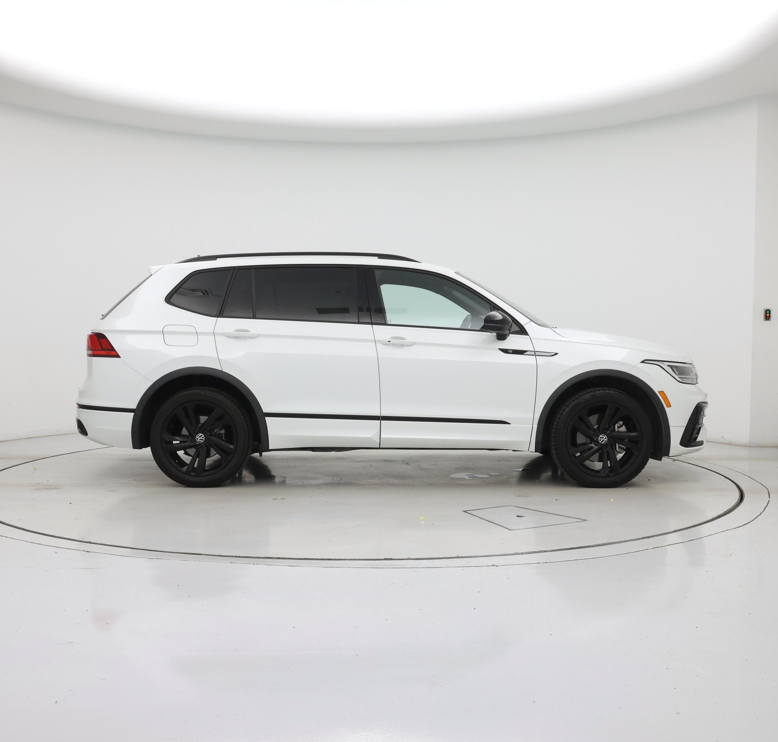 Thumbnail: 2023 Volkswagen Tiguan - 7