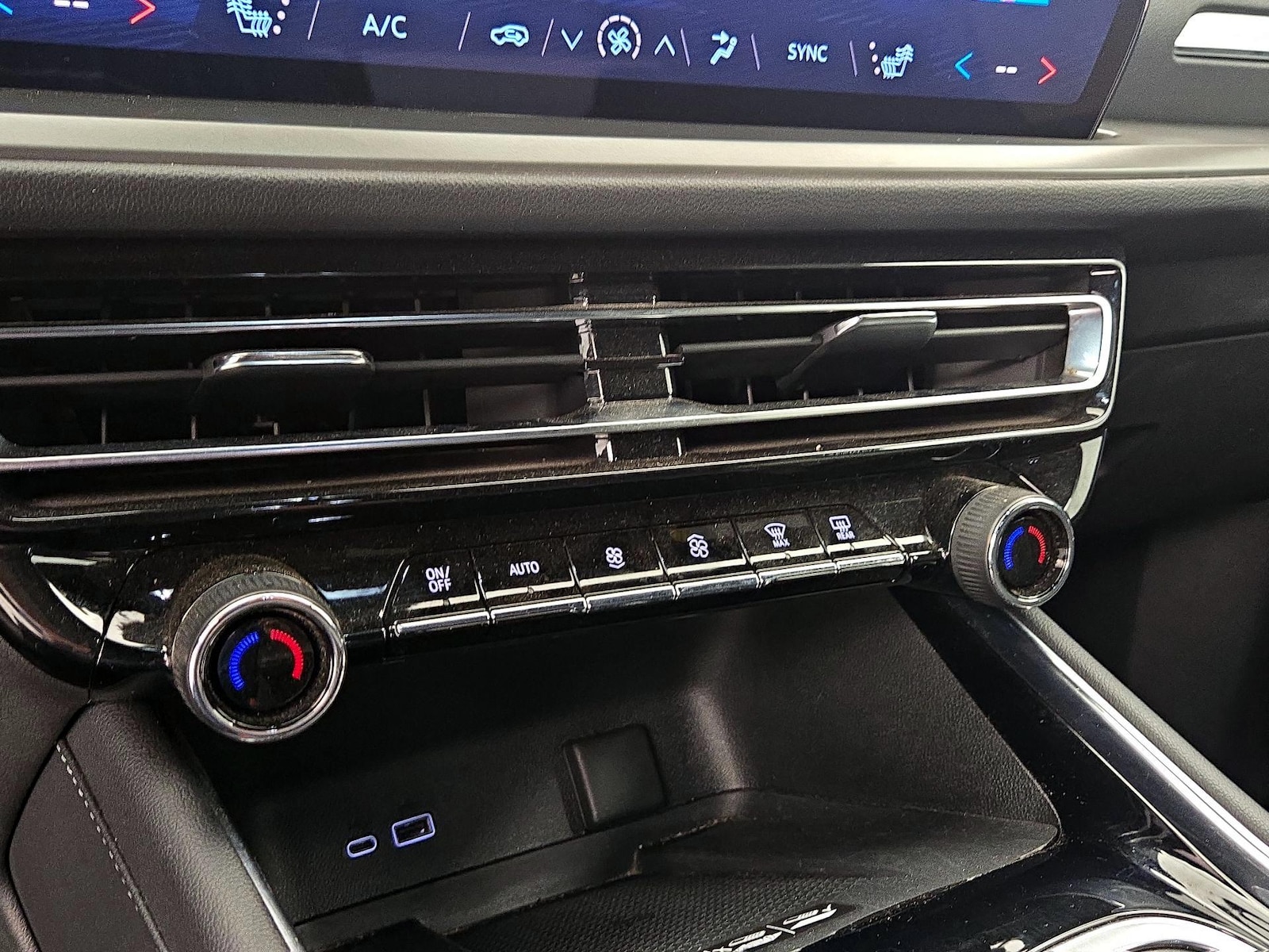 2025 Chevrolet Traverse LT - Photo 17