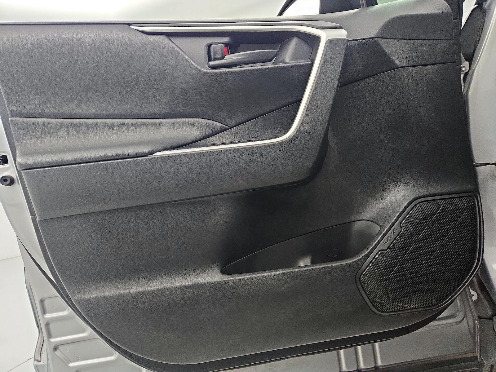 2021 Toyota RAV4 LE - Photo 11