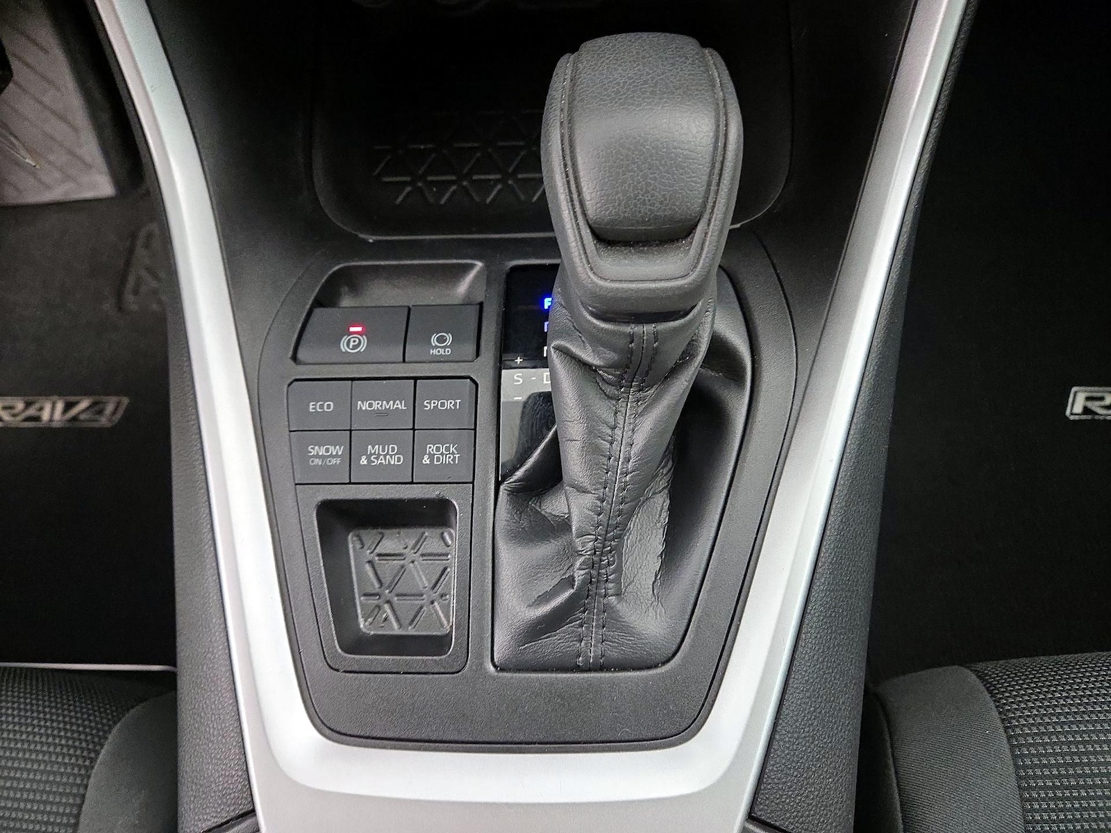2021 Toyota RAV4 LE - Photo 16