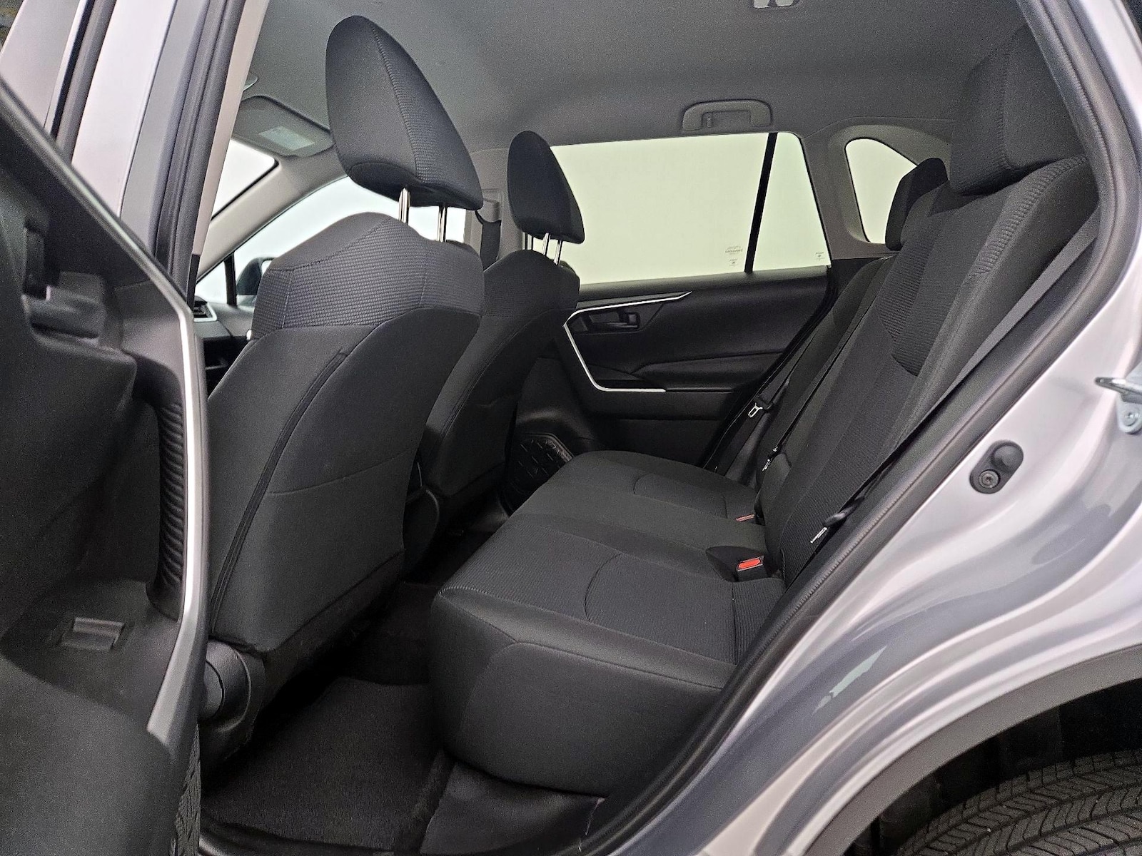 2021 Toyota RAV4 LE - Photo 18