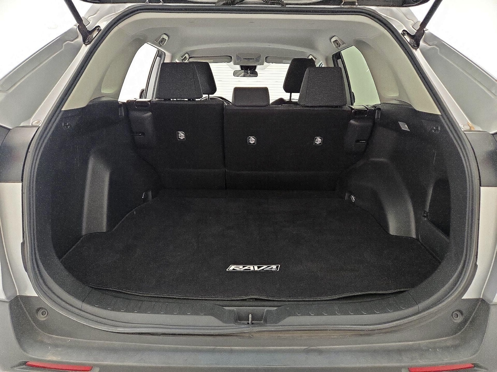 2021 Toyota RAV4 LE - Photo 19