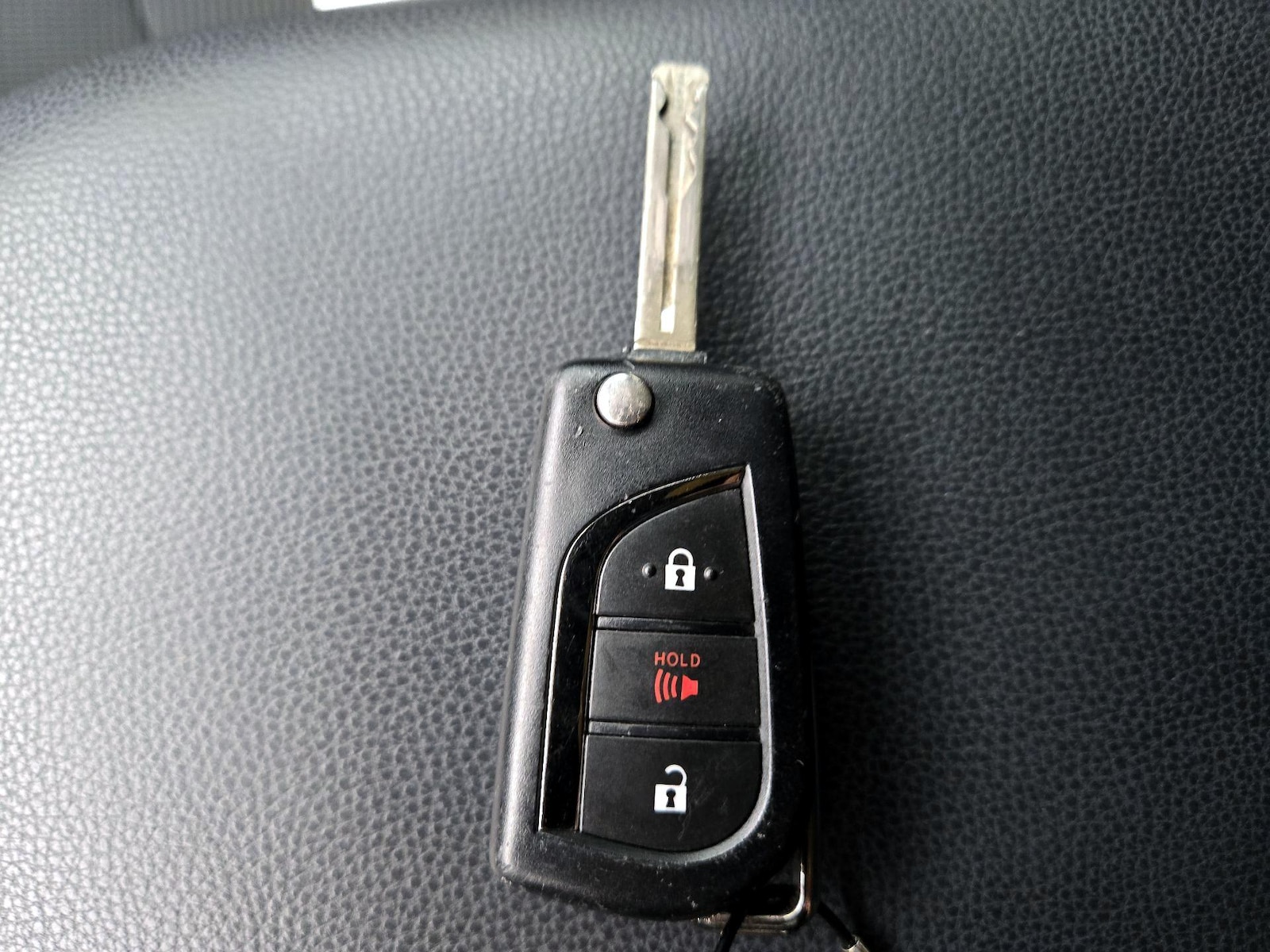 2021 Toyota RAV4 LE - Photo 21