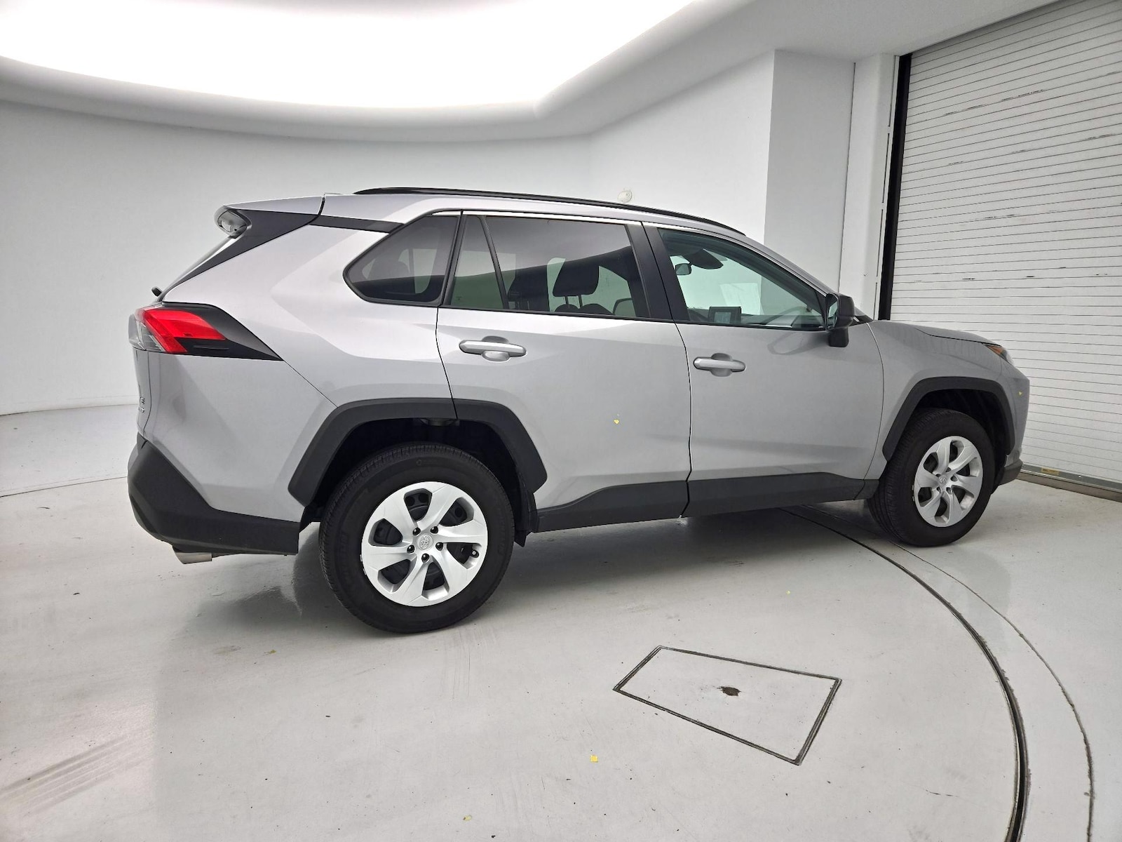 2021 Toyota RAV4 LE - Photo 4