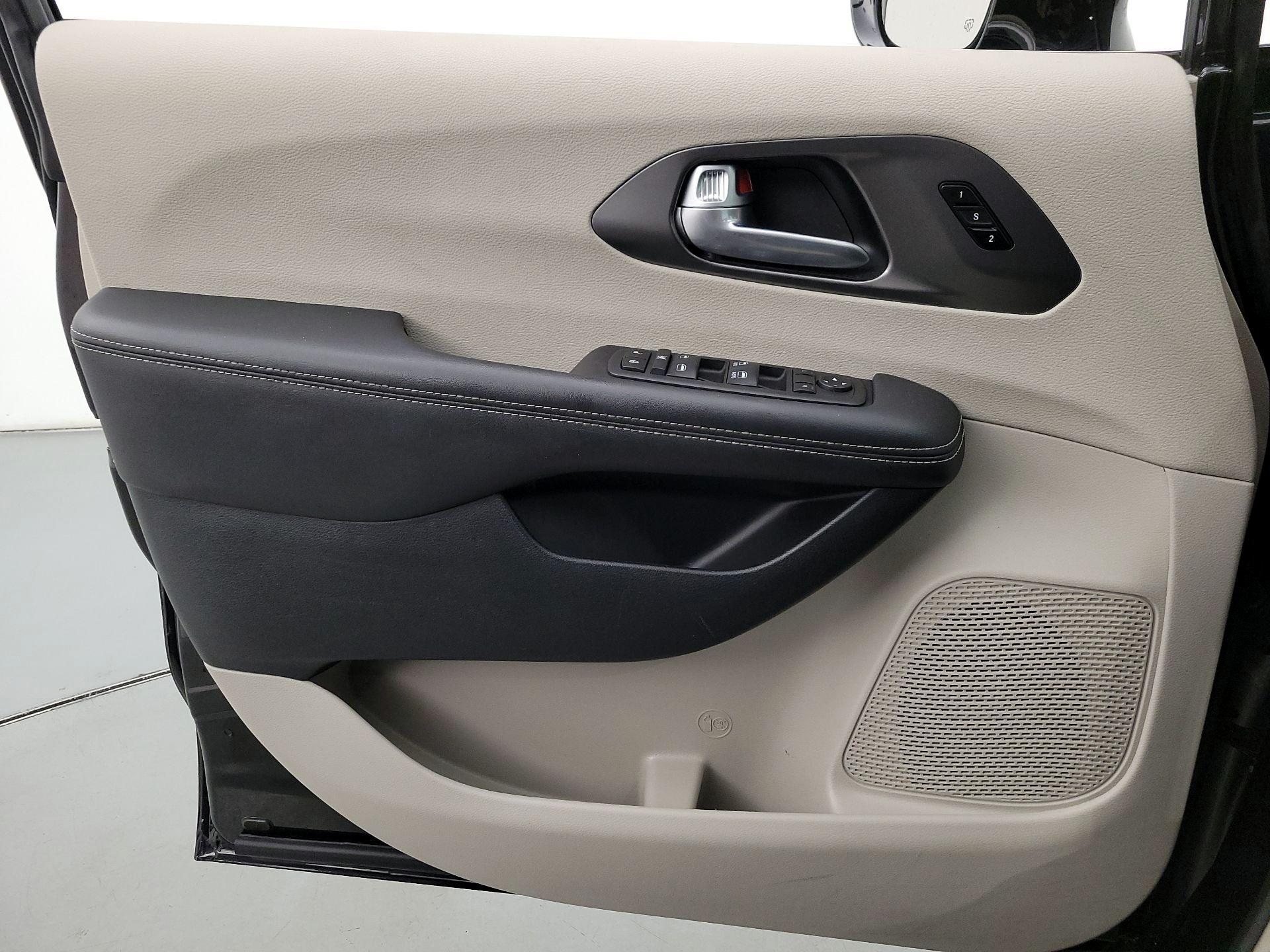 Thumbnail: 2024 Chrysler Pacifica - 12