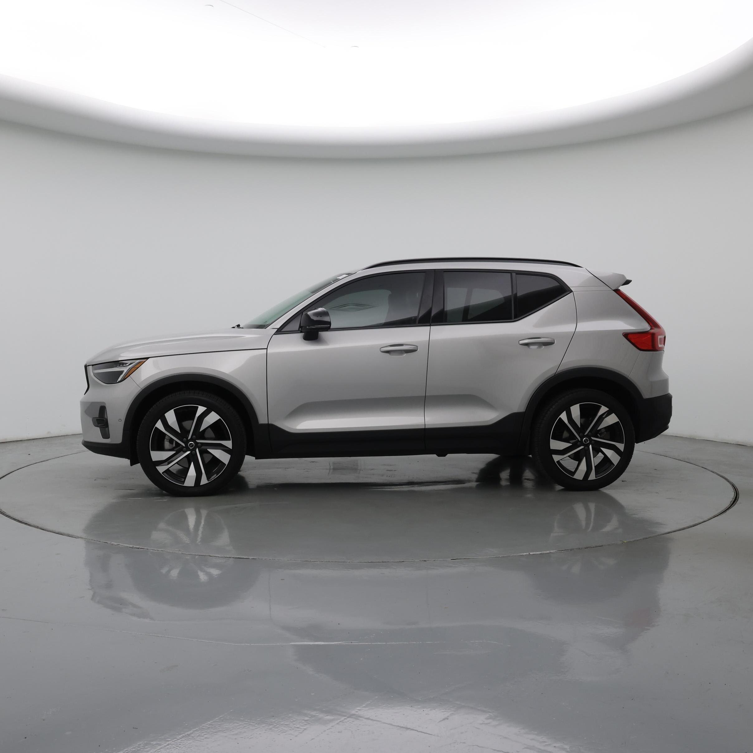 Thumbnail: 2023 Volvo XC40 - 3