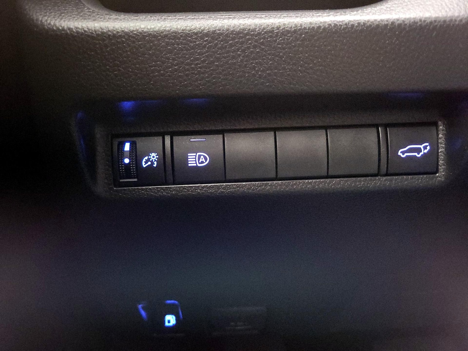 2021 Toyota RAV4 XLE - Photo 14