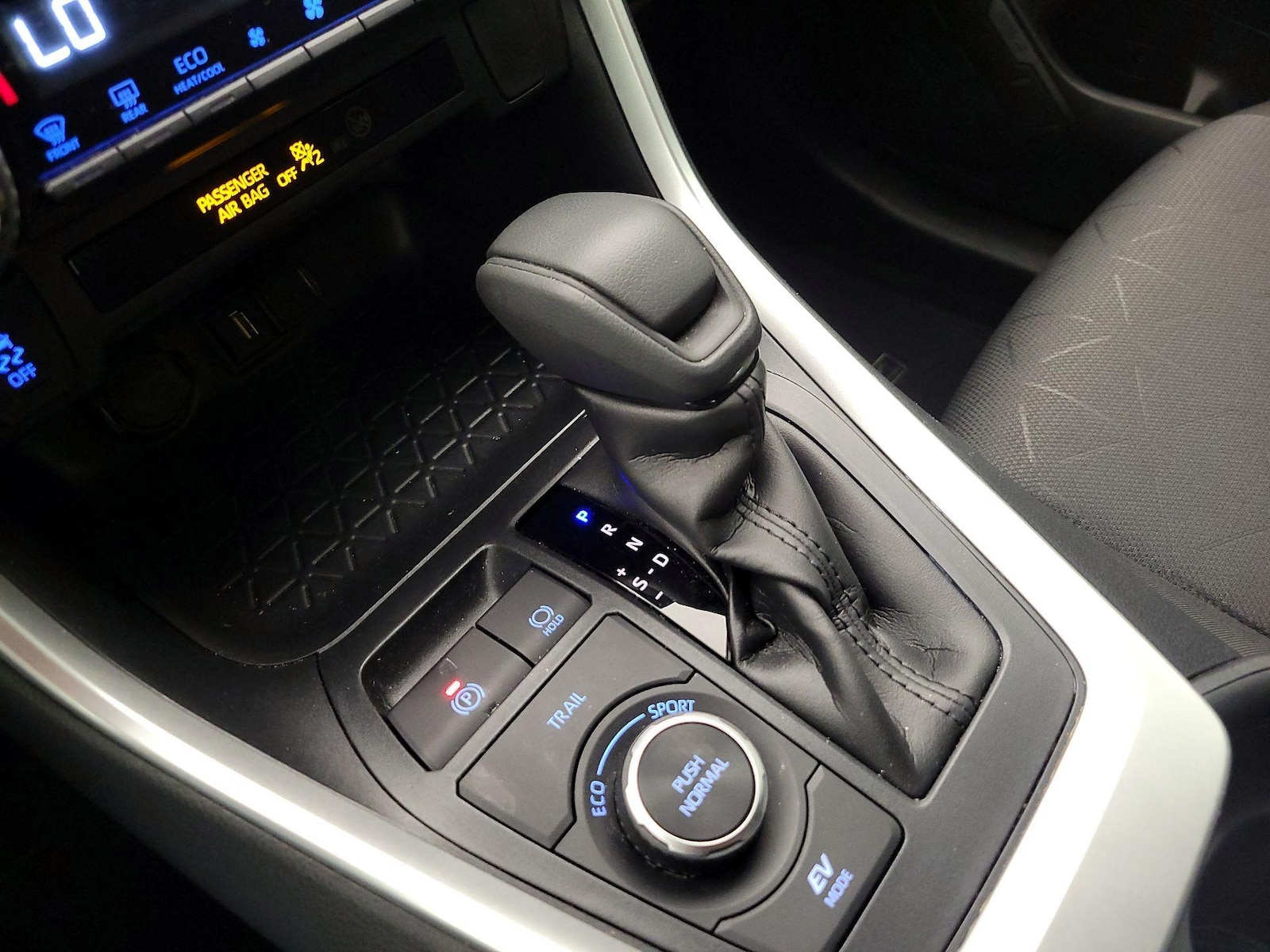 2021 Toyota RAV4 XLE - Photo 18