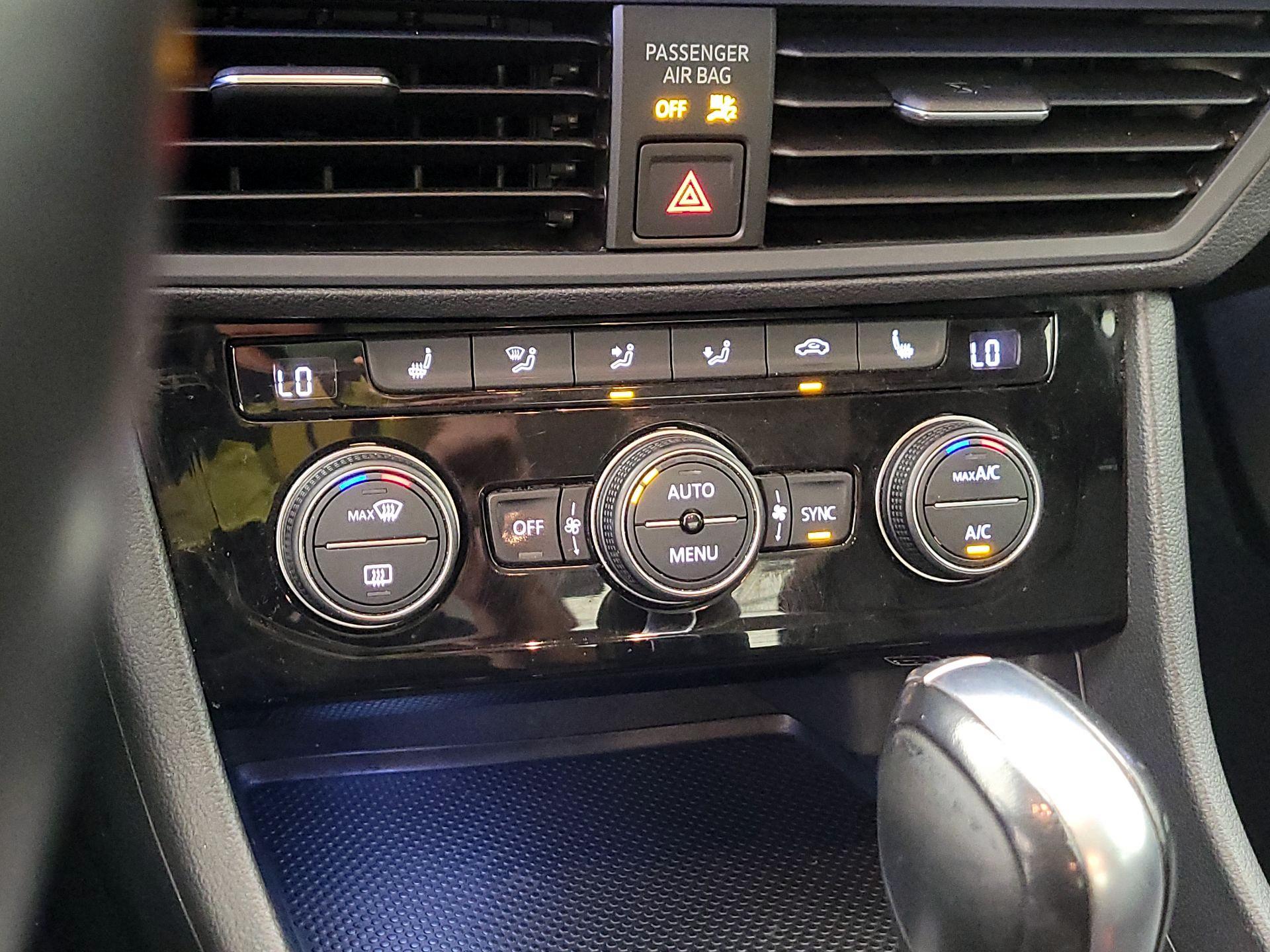 Thumbnail: 2019 Volkswagen Jetta - 16