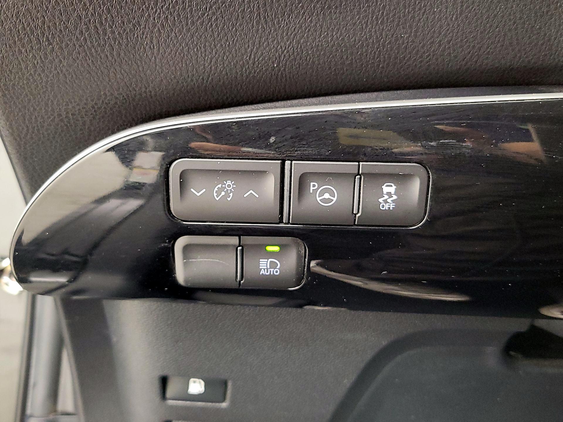 Thumbnail: 2017 Toyota Prius - 13