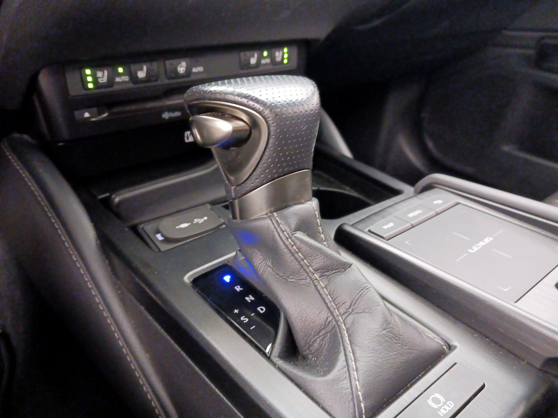 Thumbnail: 2020 Lexus ES - 18
