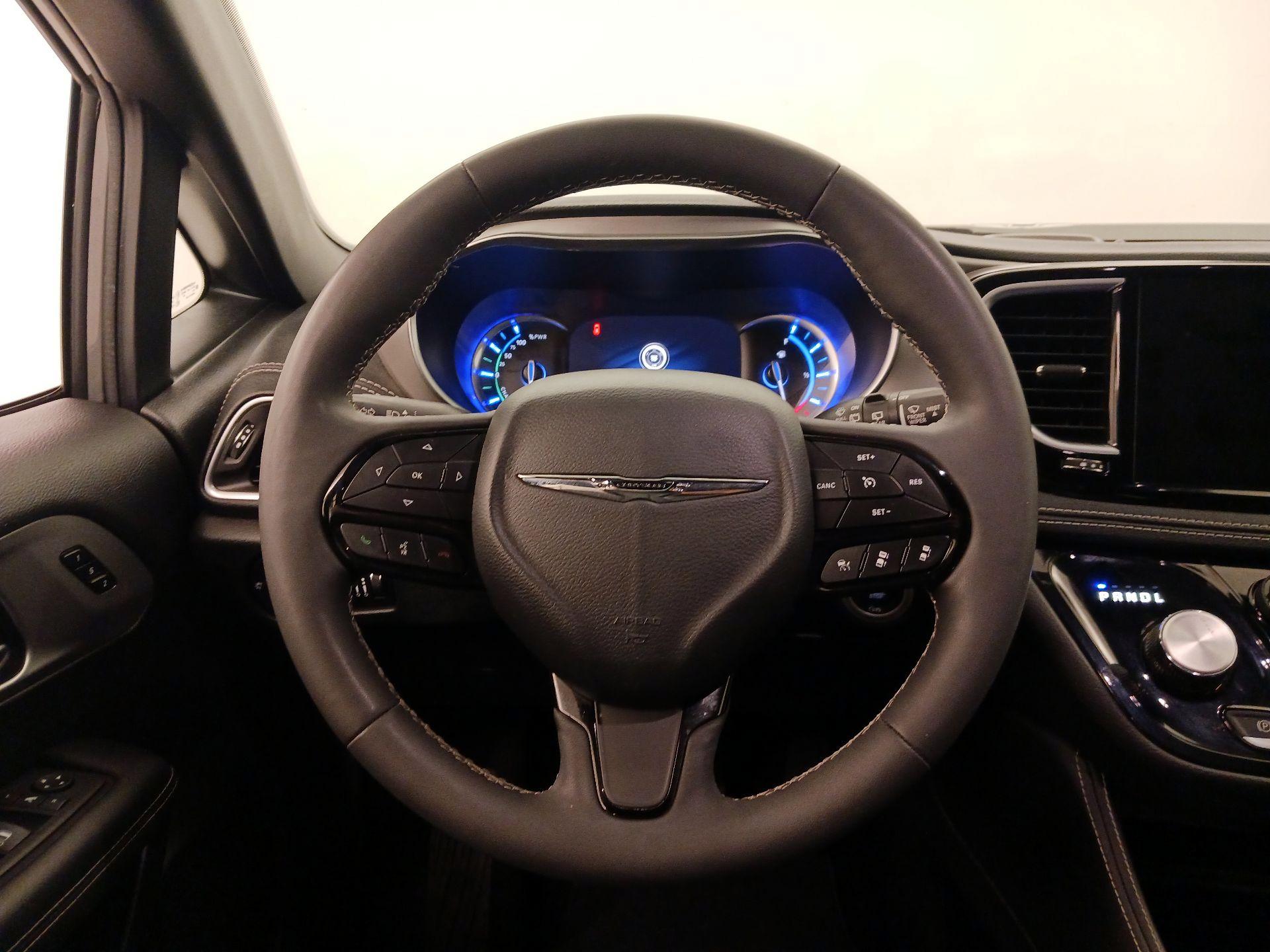 Thumbnail: 2023 Chrysler Pacifica - 10