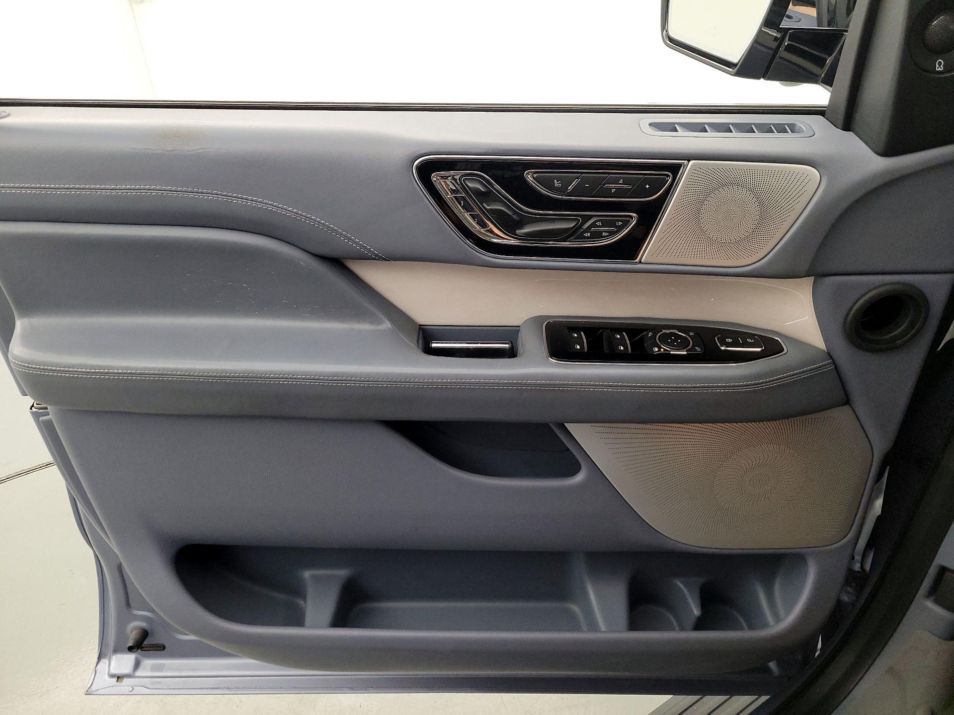 Thumbnail: 2020 Lincoln Navigator L - 12