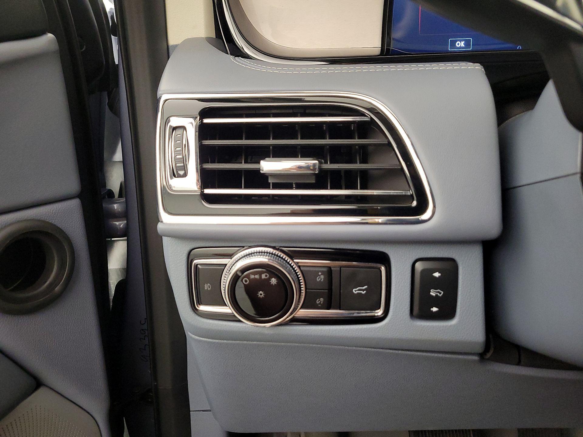 Thumbnail: 2020 Lincoln Navigator L - 13