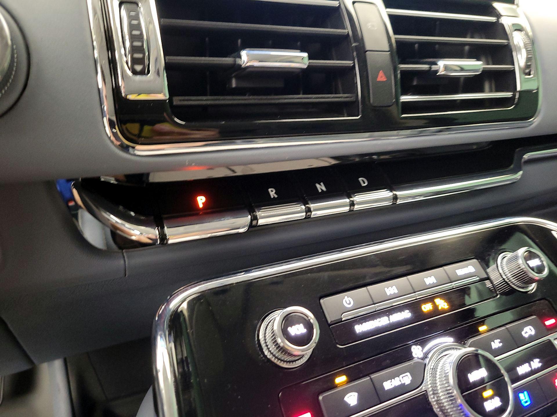 Thumbnail: 2020 Lincoln Navigator L - 18