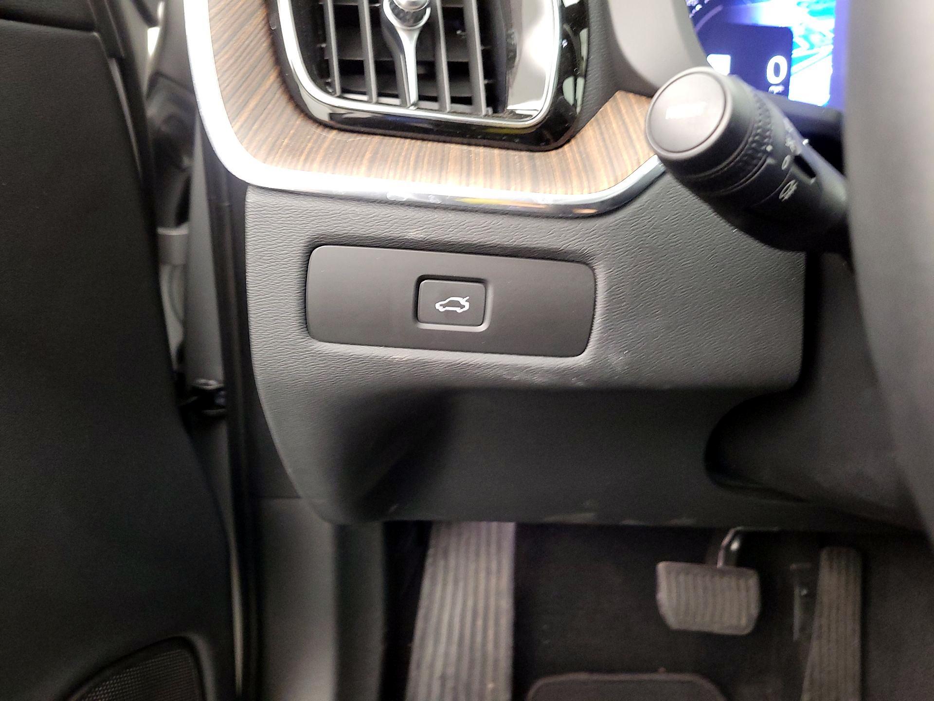 Thumbnail: 2023 Volvo XC60 - 13