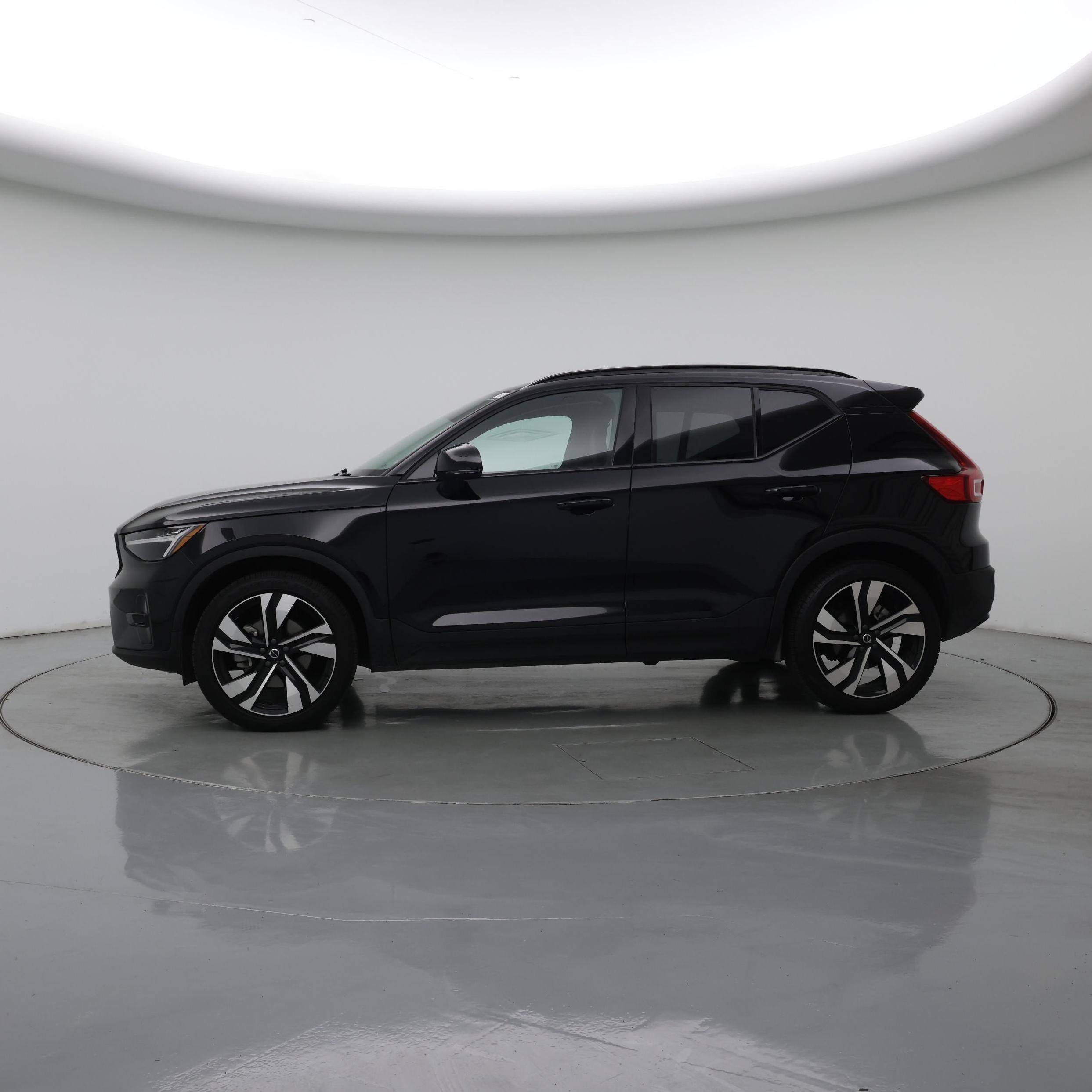 Thumbnail: 2025 Volvo XC40 - 3