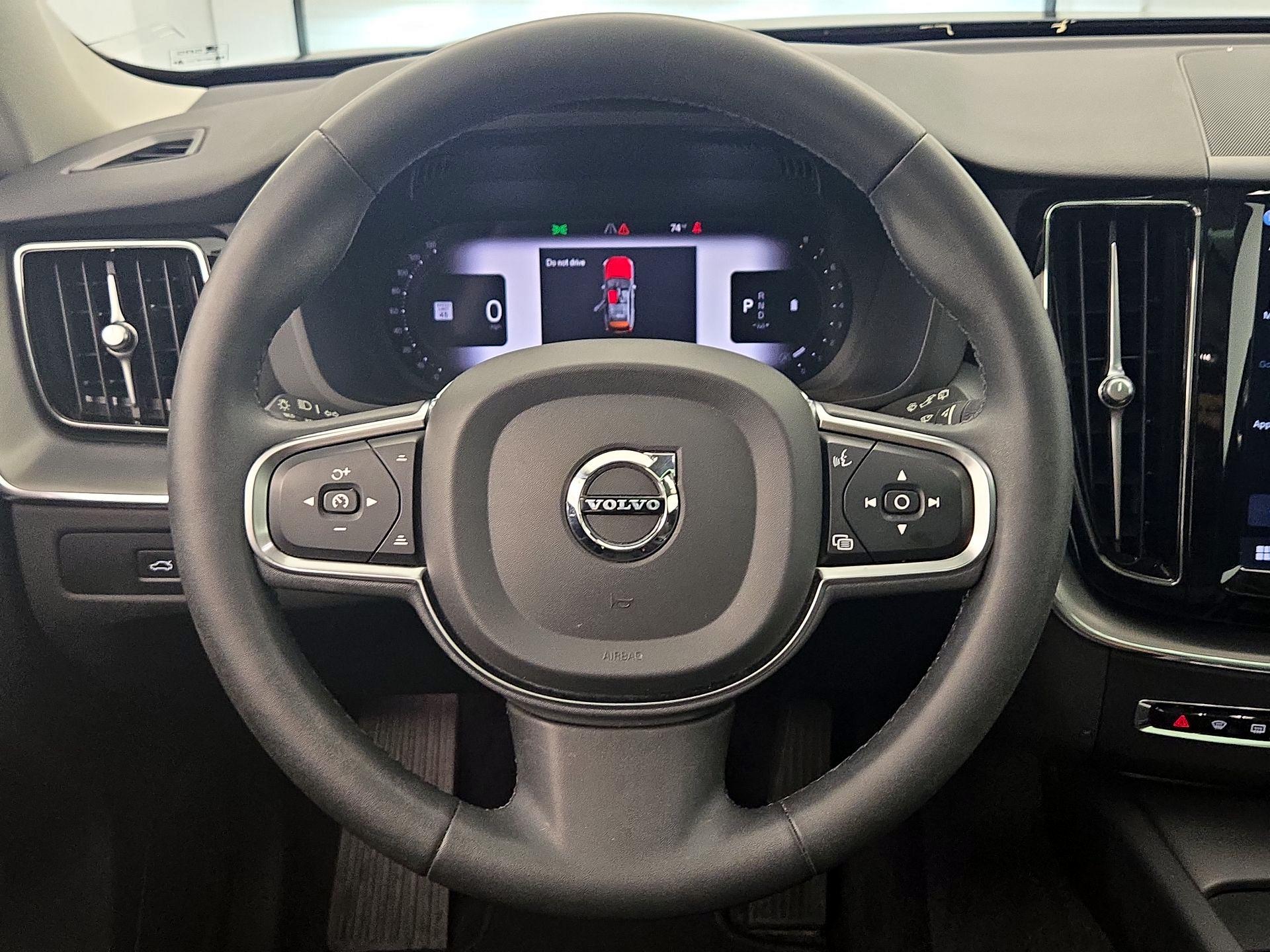 Thumbnail: 2023 Volvo XC60 - 10