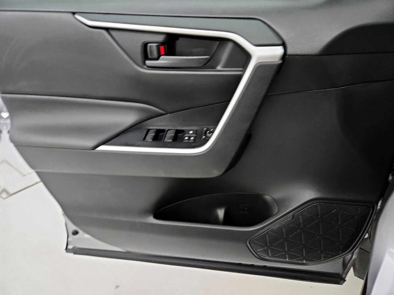 2021 Toyota RAV4 LE - Photo 13