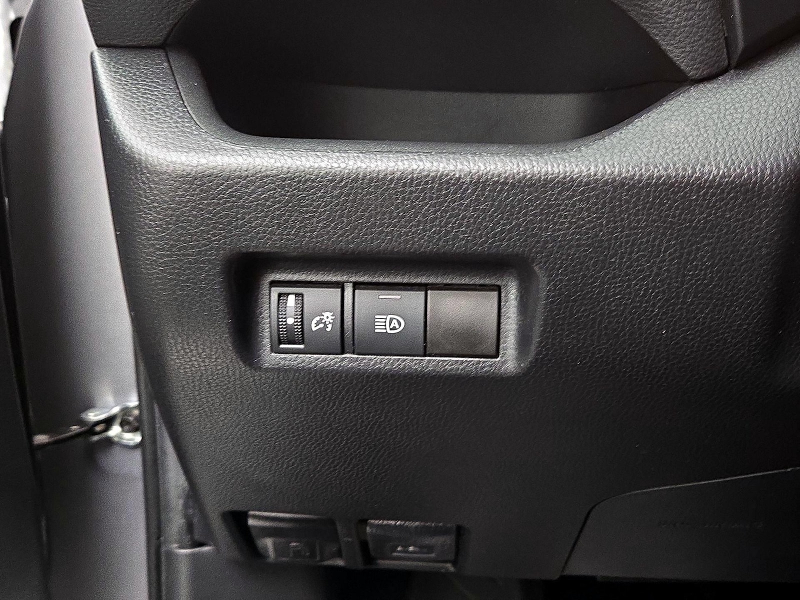2021 Toyota RAV4 LE - Photo 14