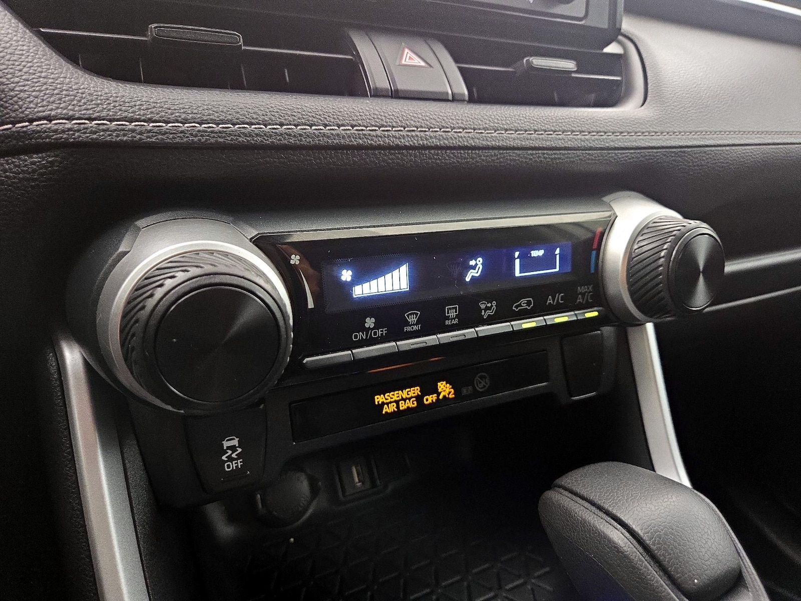 2021 Toyota RAV4 LE - Photo 17