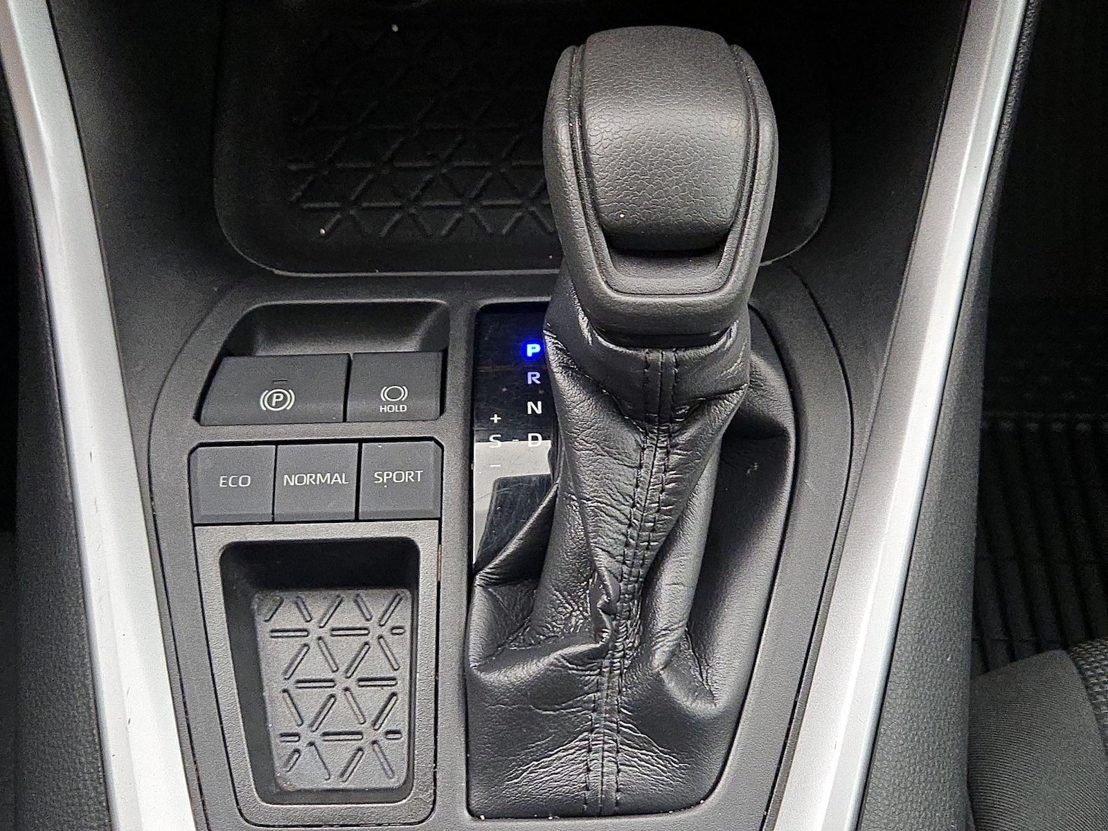 2021 Toyota RAV4 LE - Photo 18