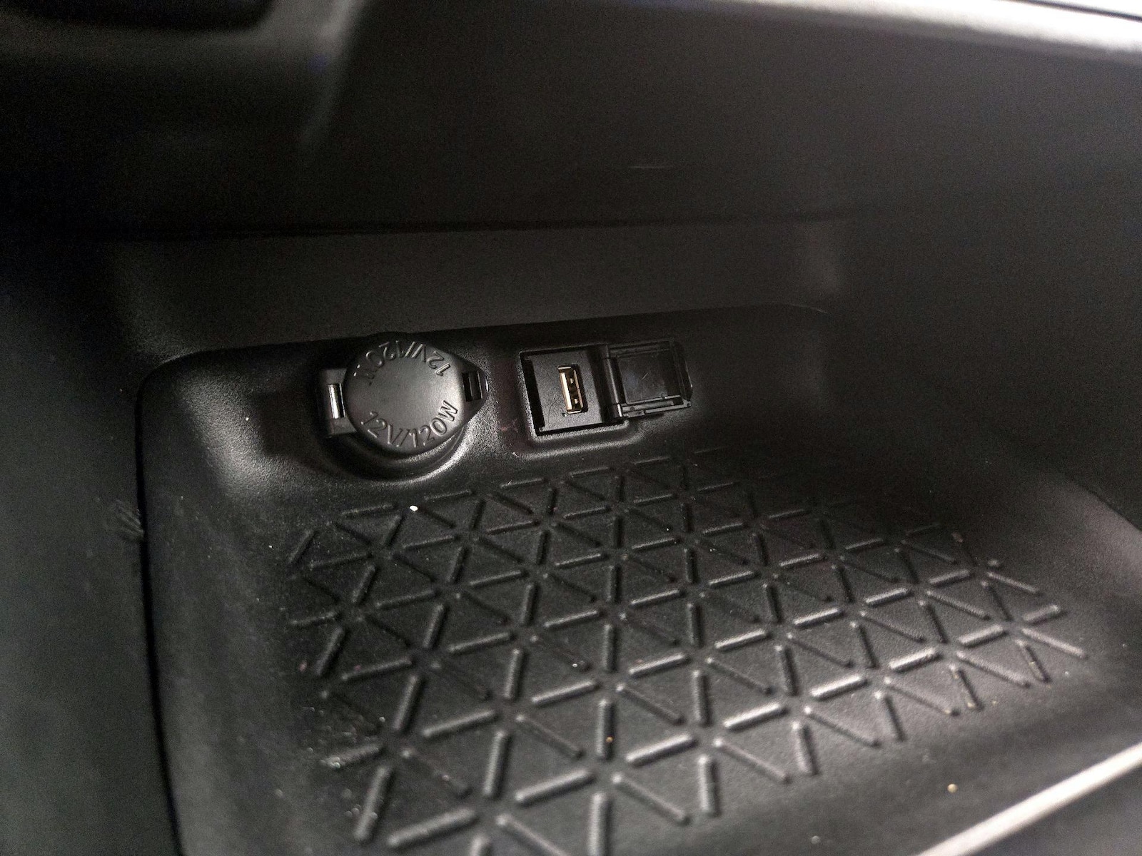 2021 Toyota RAV4 LE - Photo 19