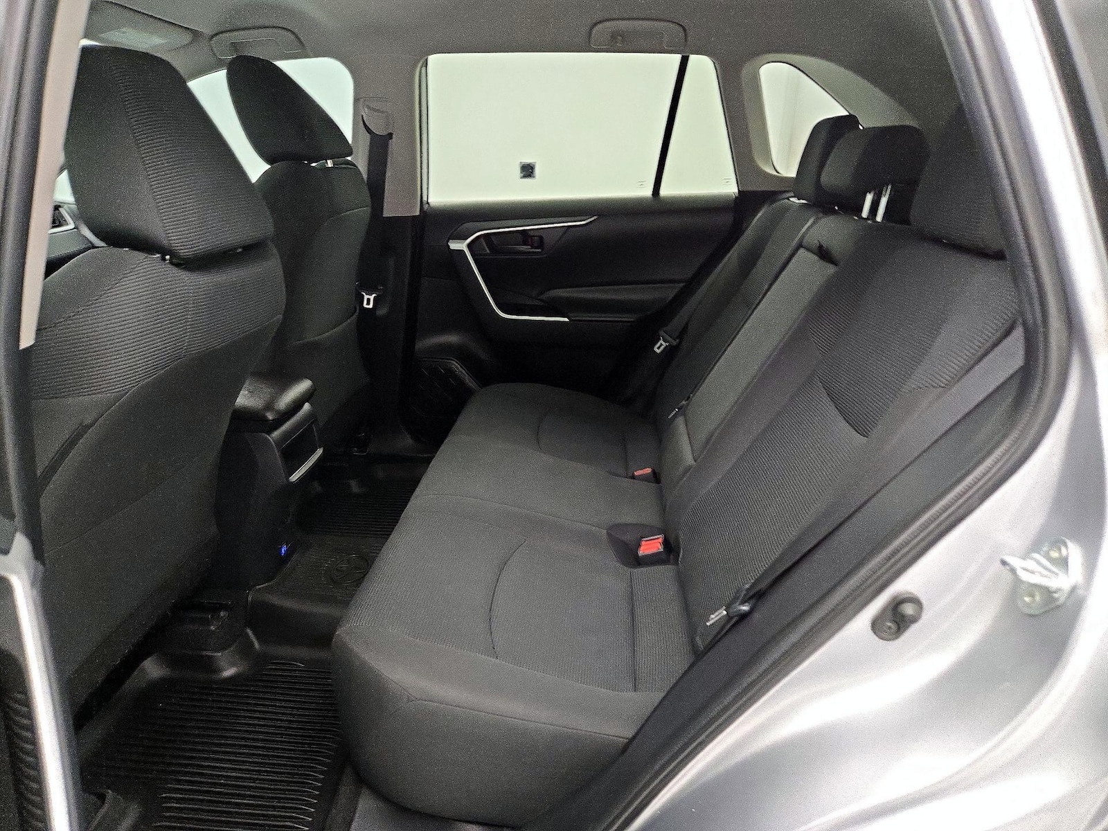 2021 Toyota RAV4 LE - Photo 20