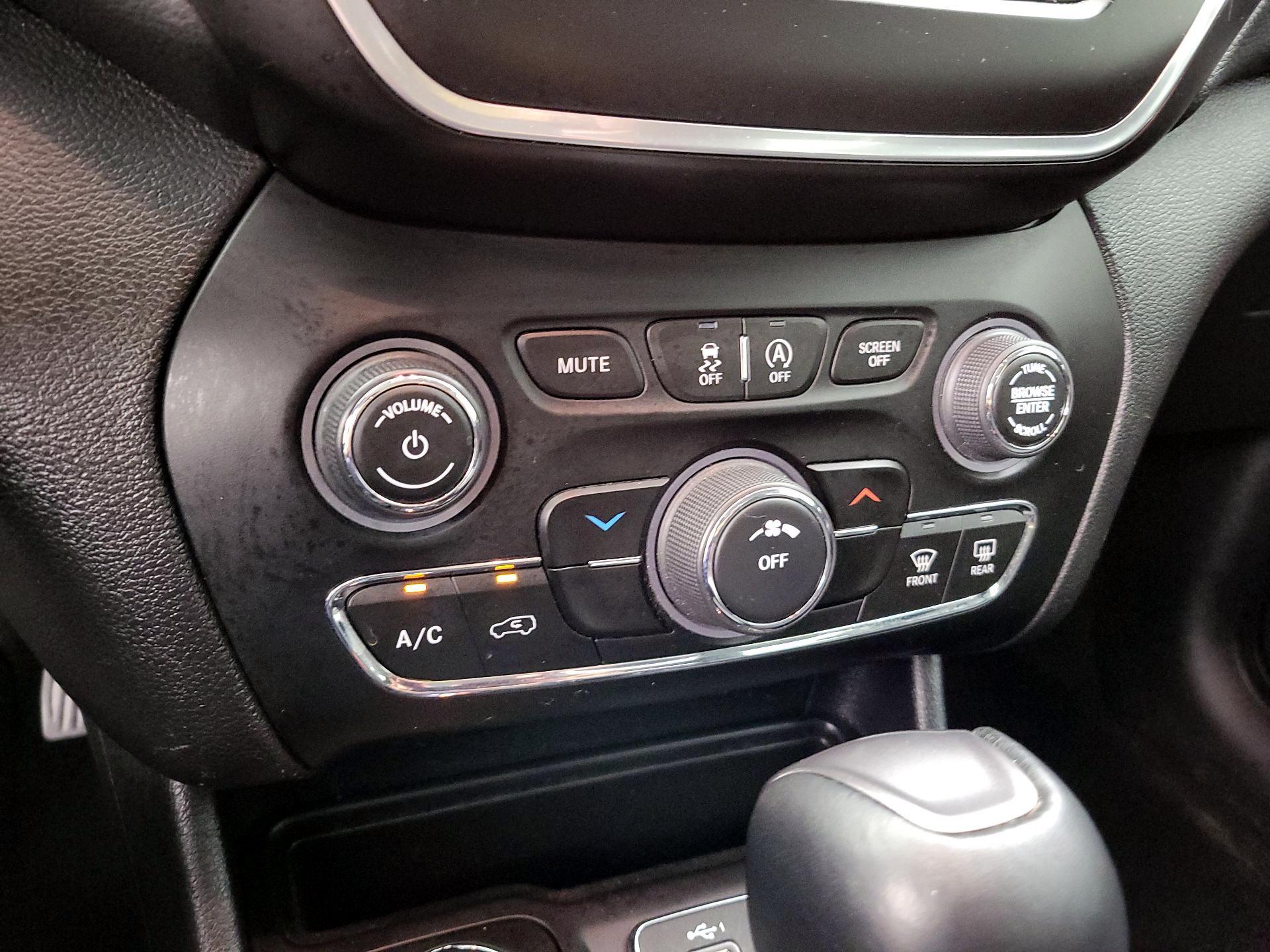 Thumbnail: 2021 Jeep Cherokee - 16