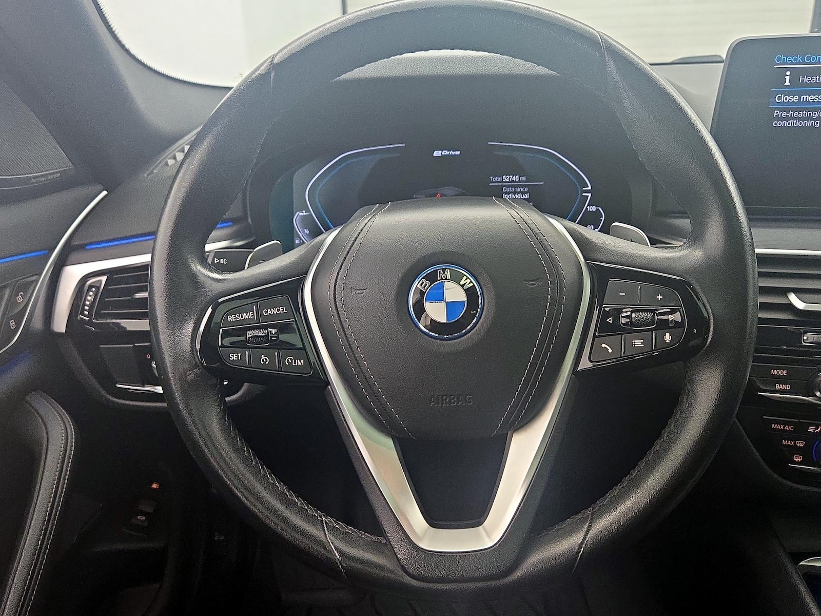 2022 BMW 5 Series 530e - Photo 11