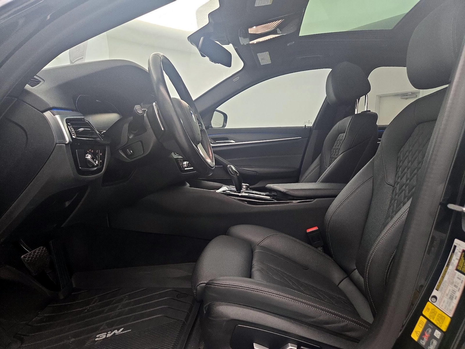 2022 BMW 5 Series 530e - Photo 12