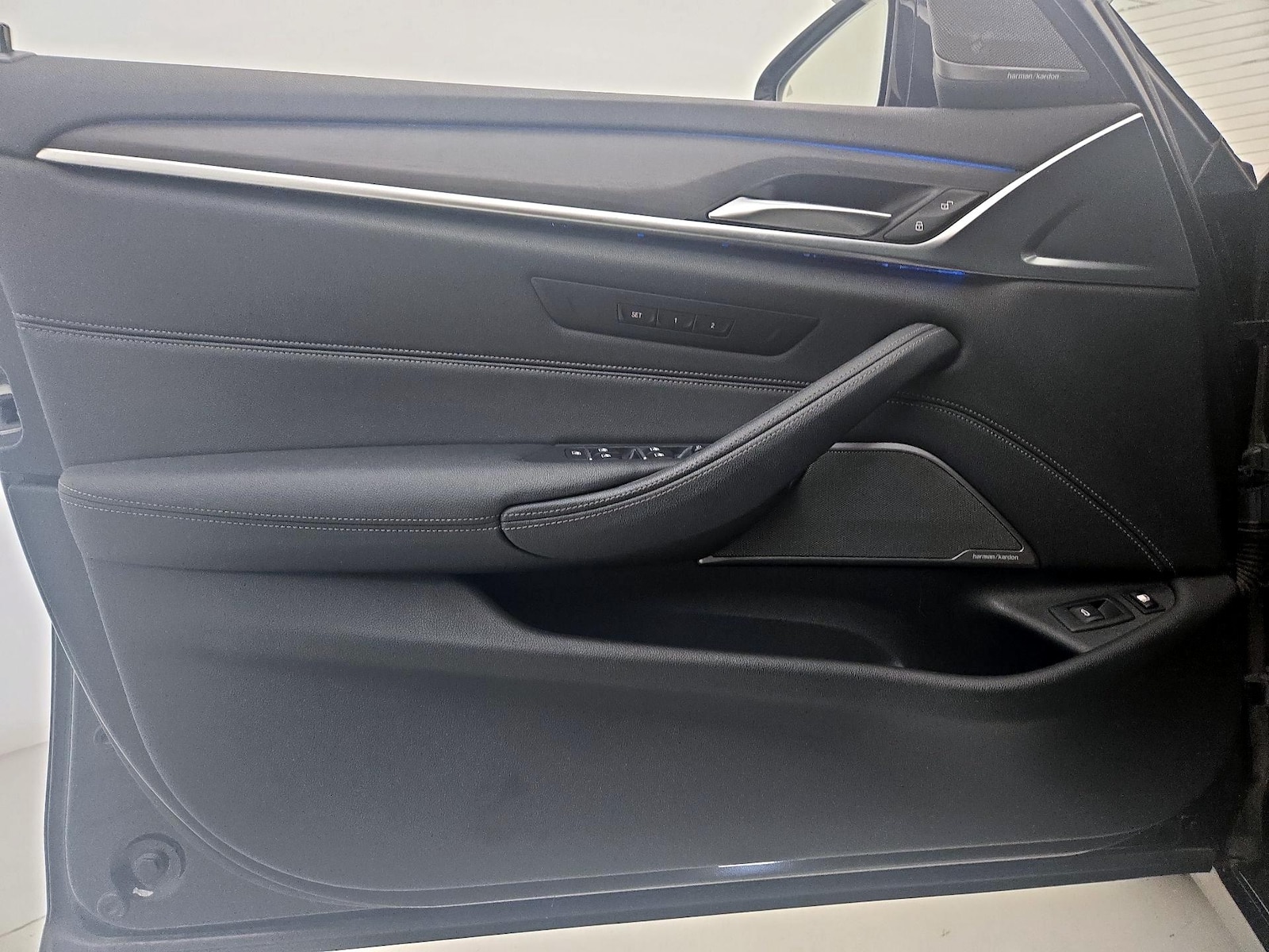 2022 BMW 5 Series 530e - Photo 13