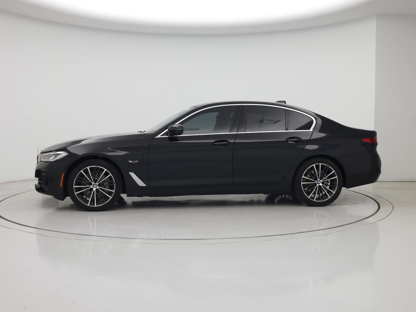 2022 BMW 5 Series 530e - Photo 4