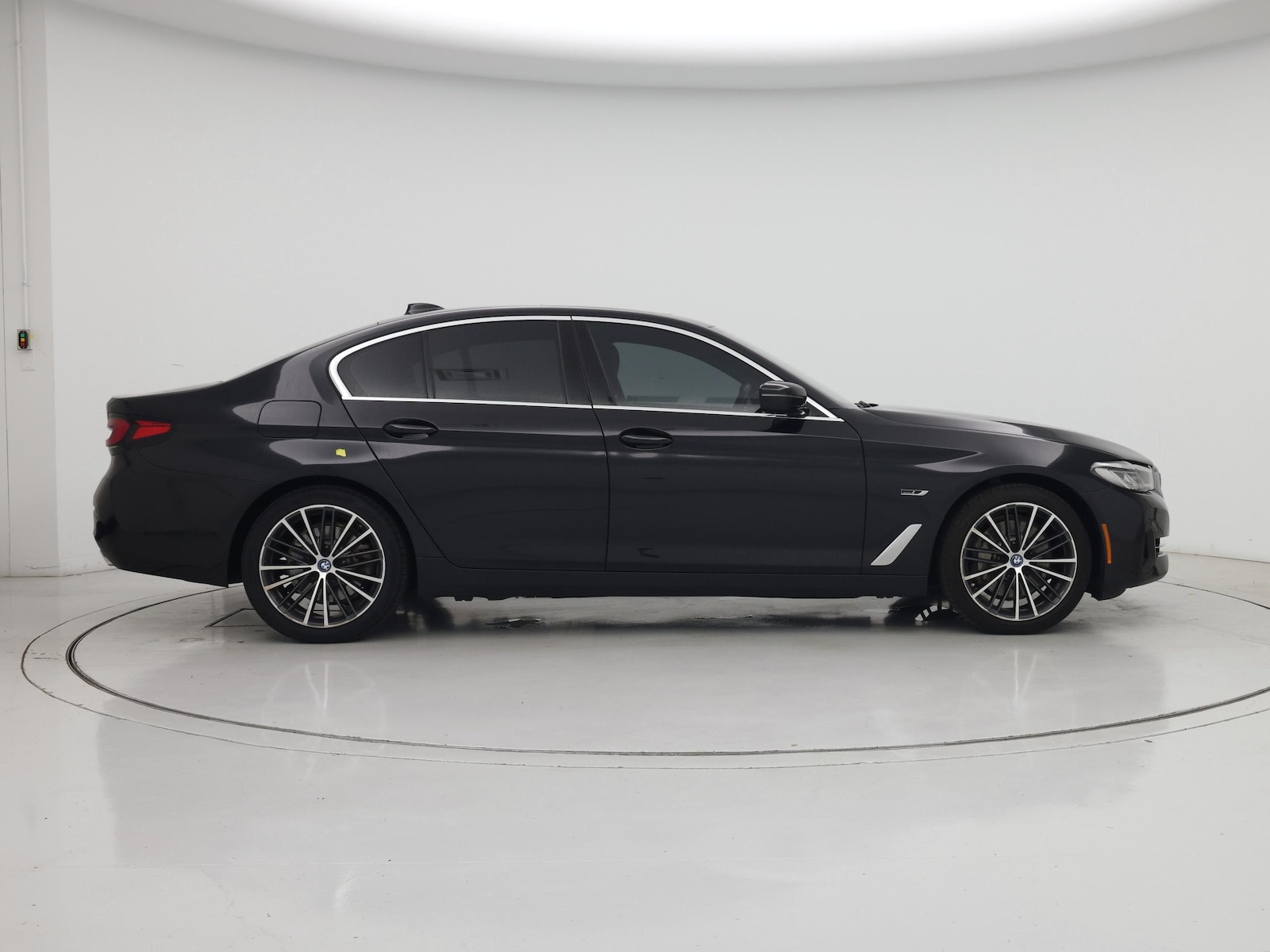 2022 BMW 5 Series 530e - Photo 8