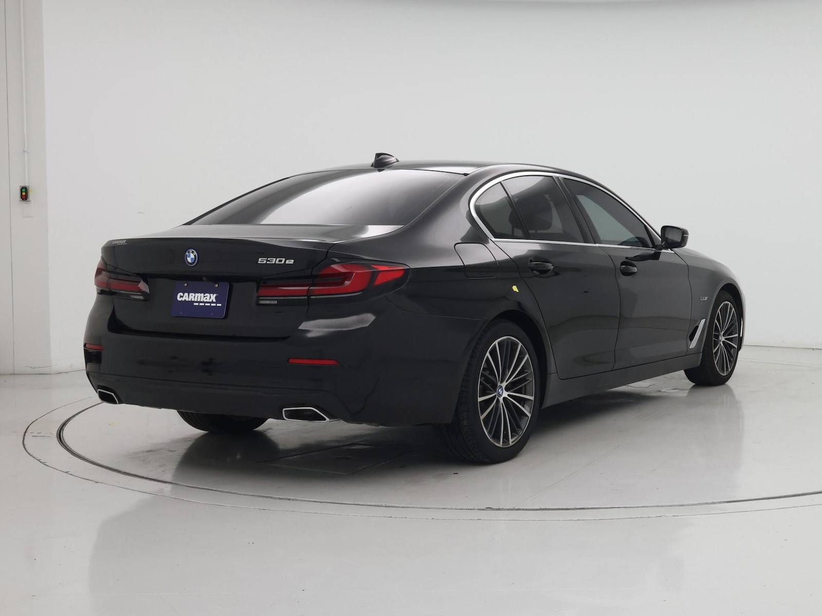 2022 BMW 5 Series 530e - Photo 9